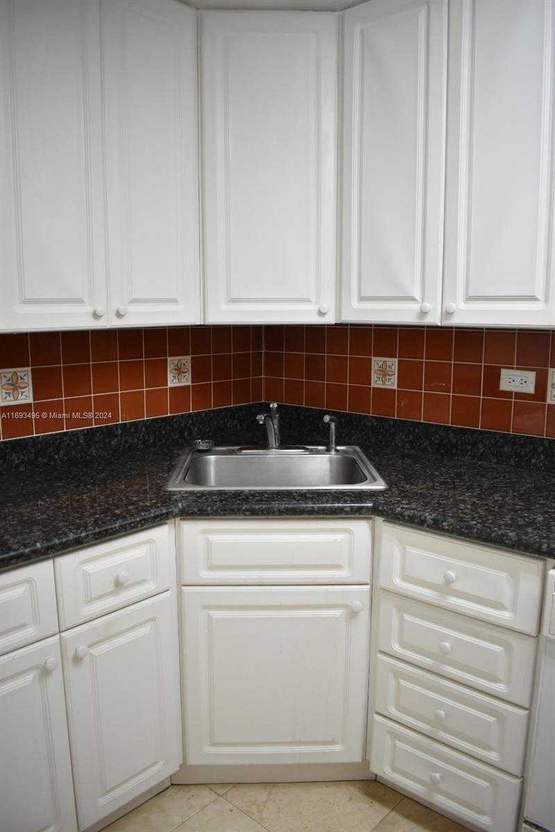 Small Image of 6039 COLLINS AVE #914, Miami Beach Number 5