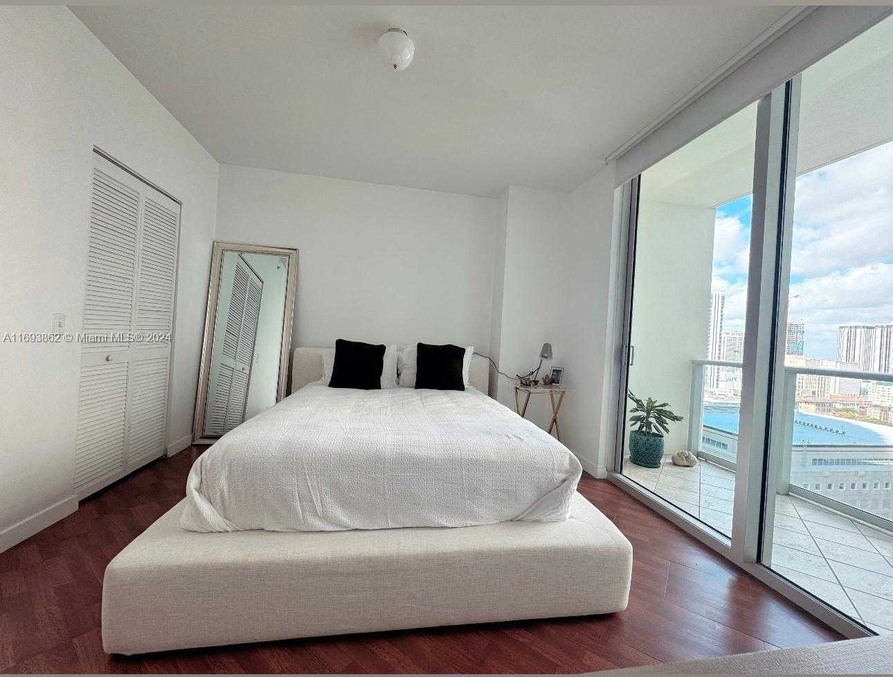 Small Image of 300 SOUTH BISCAYNE BLVD #T-2305, Miami Number 17