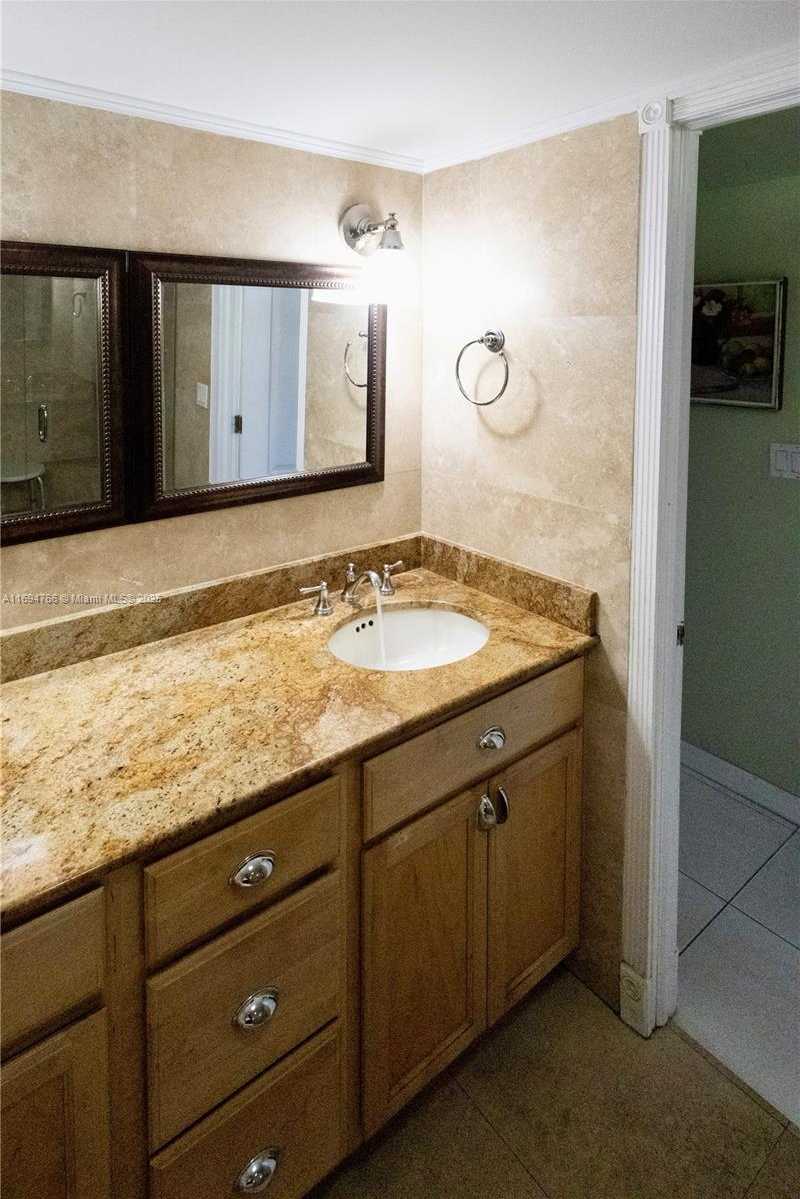 Small Image of 2555 COLLINS AVE #308, Miami Beach Number 12