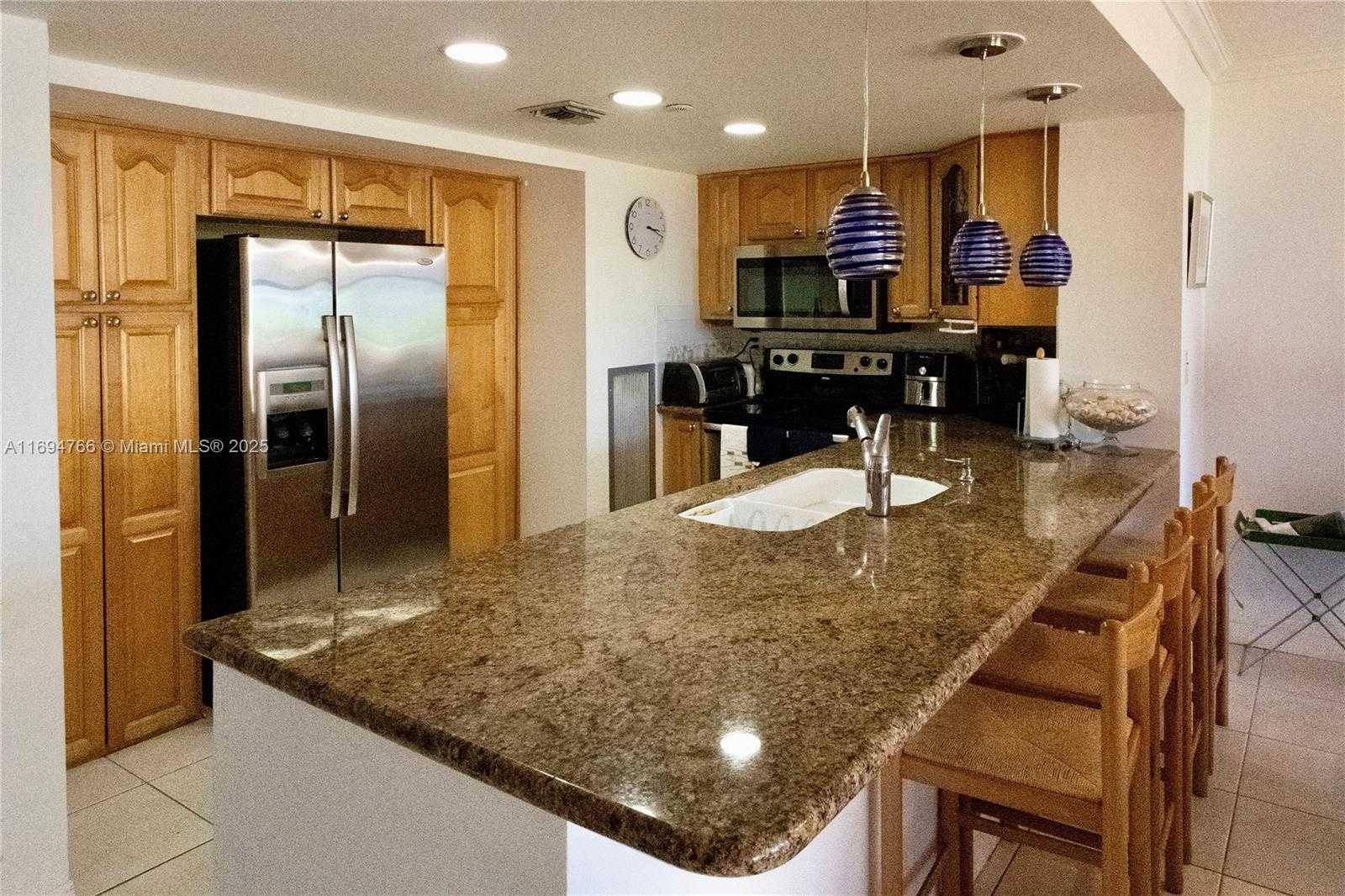 Small Image of 2555 COLLINS AVE #308, Miami Beach Number 5