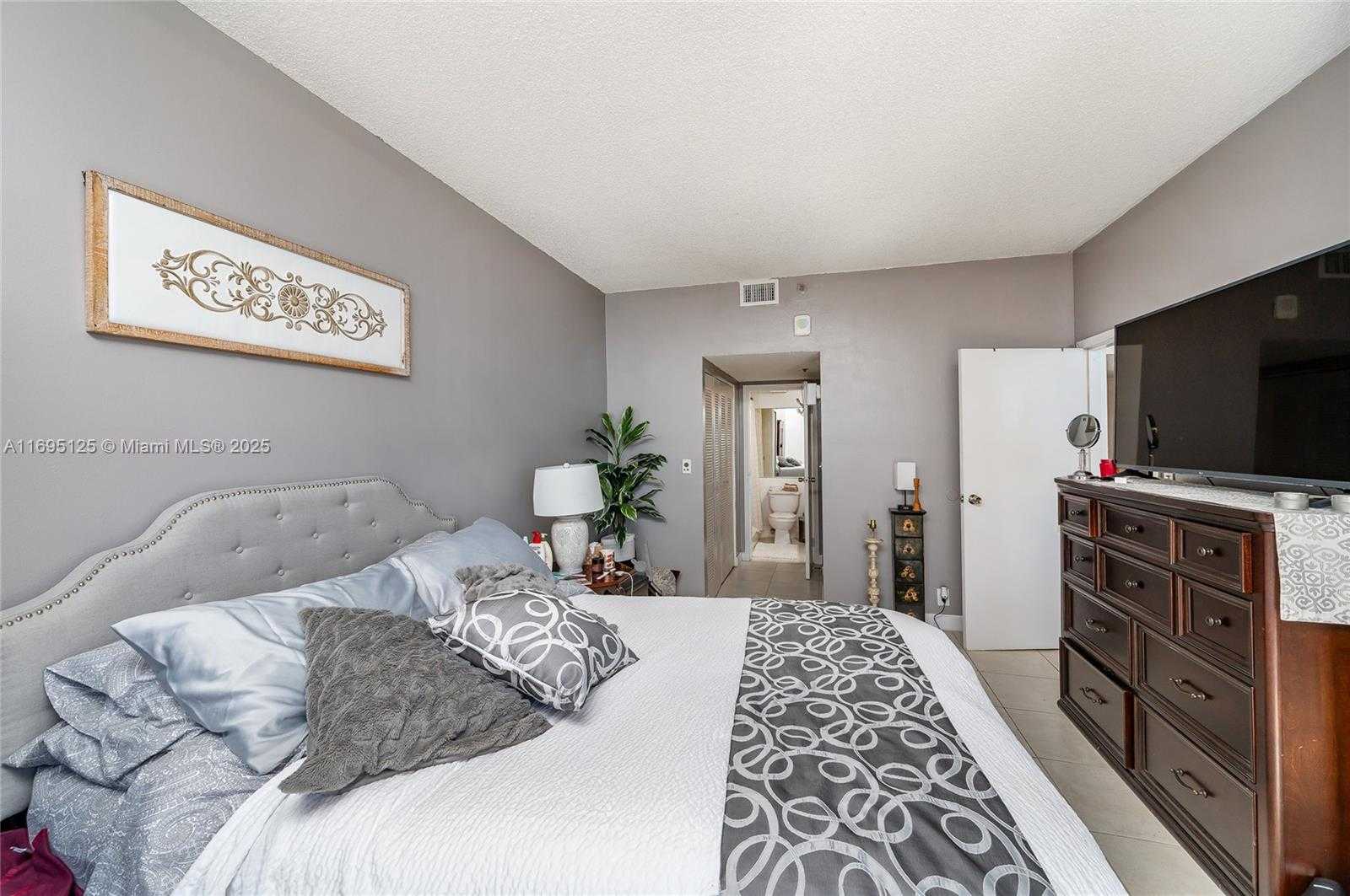 Small Image of 7601 EAST TREASURE DR #PH224, North Bay Village Number 13