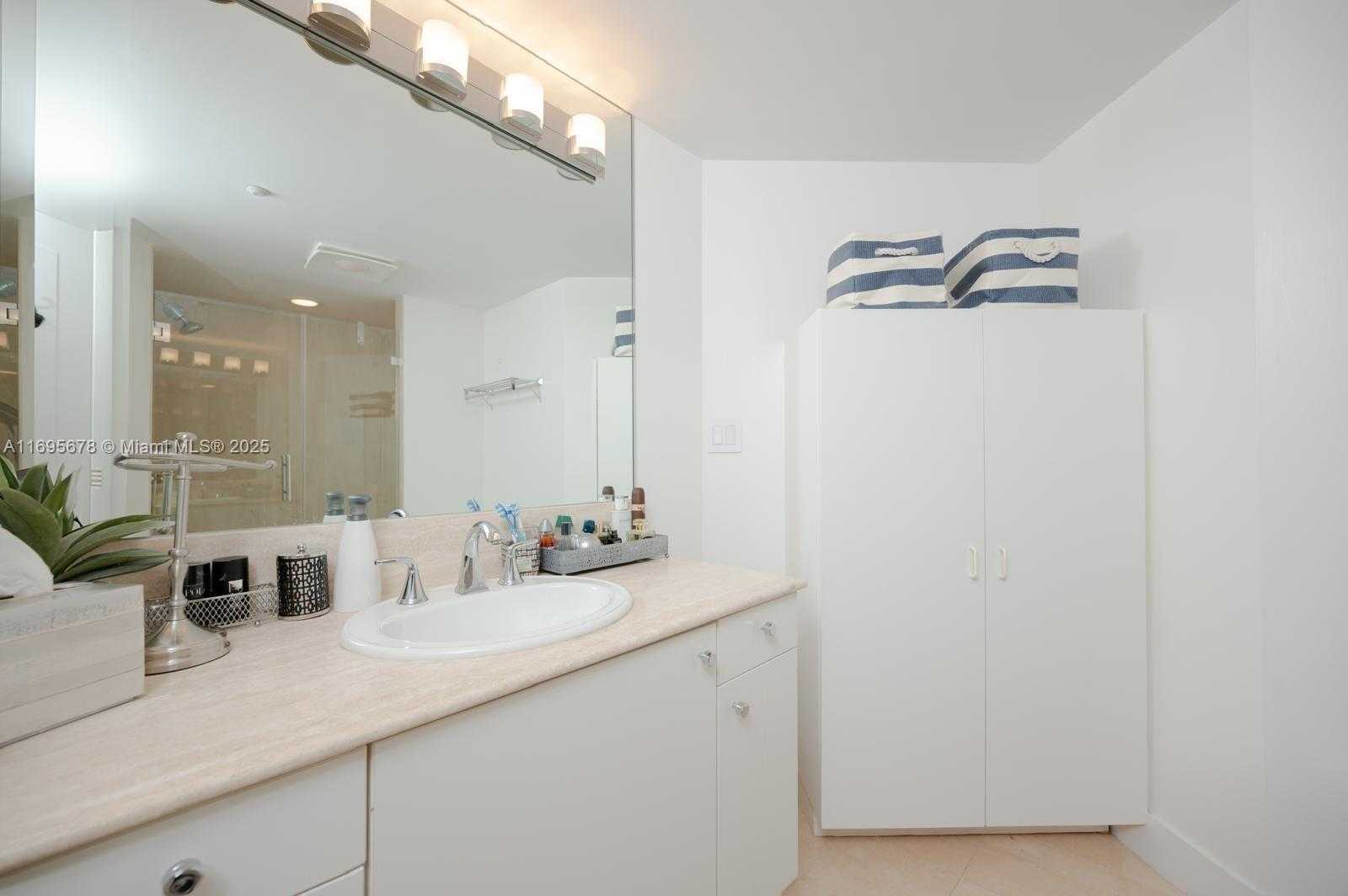 Small Image of 7000 ISLAND BLVD #1001, Aventura Number 14