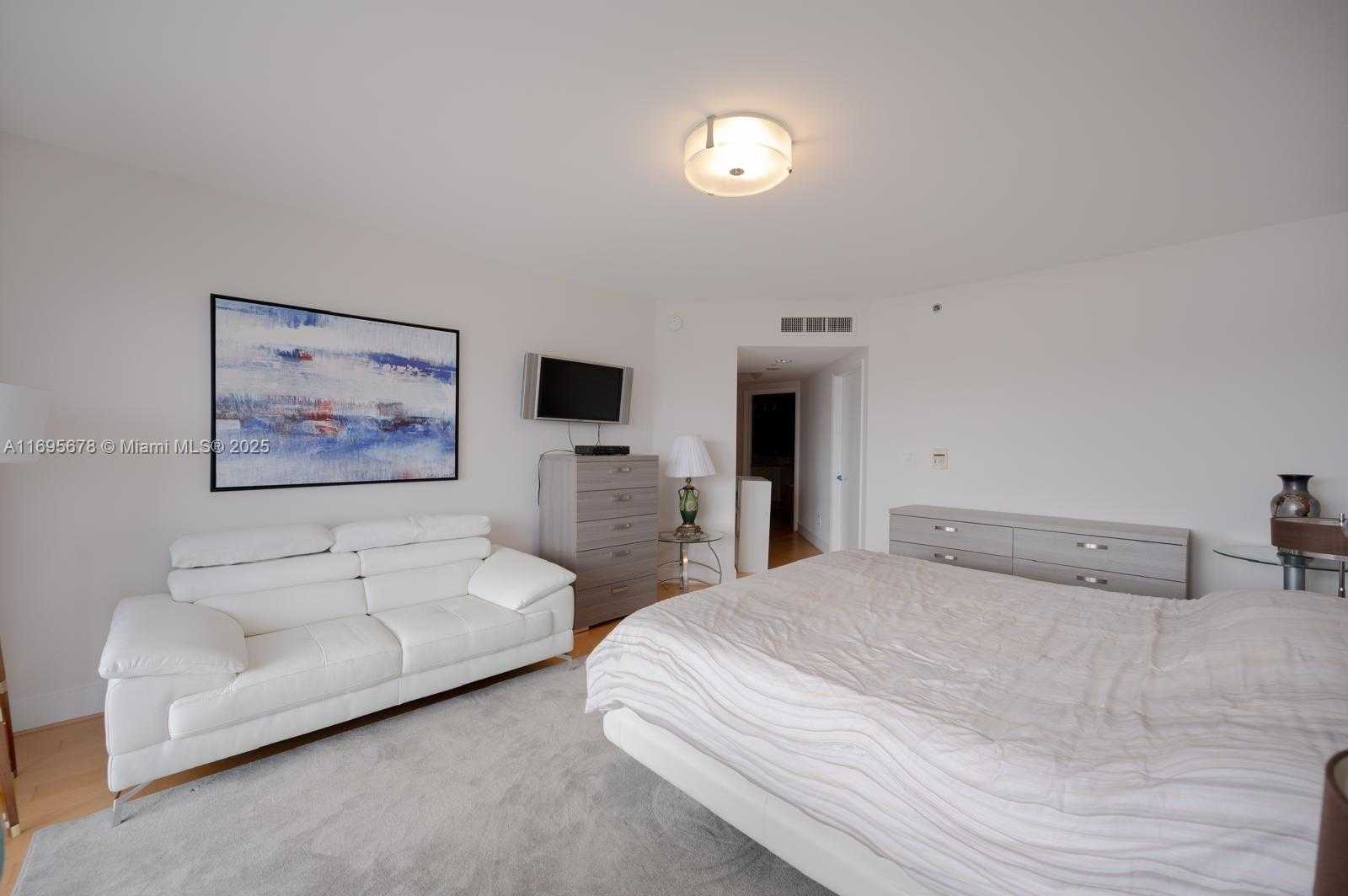 Small Image of 7000 ISLAND BLVD #1001, Aventura Number 16