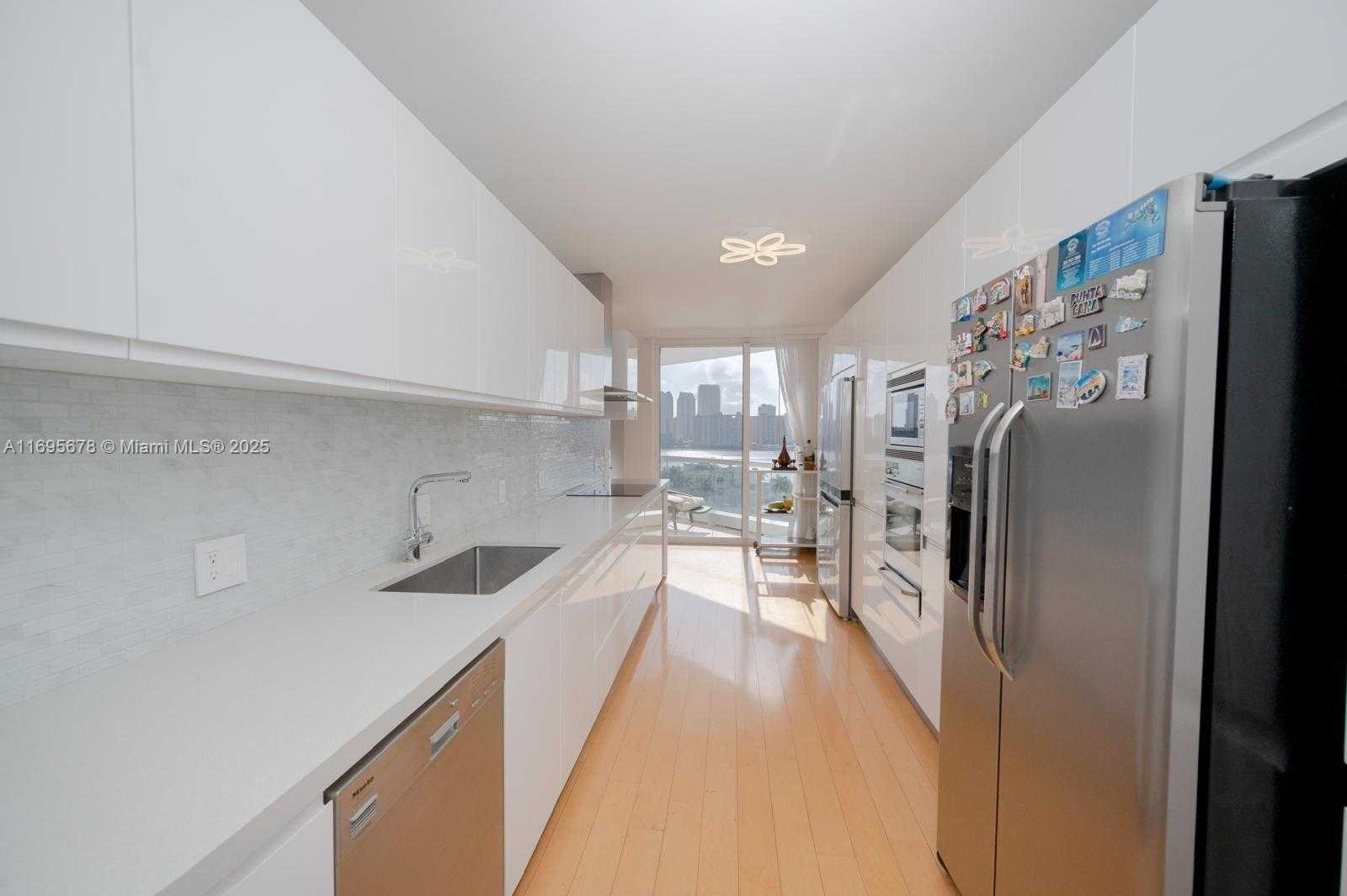 Small Image of 7000 ISLAND BLVD #1001, Aventura Number 6