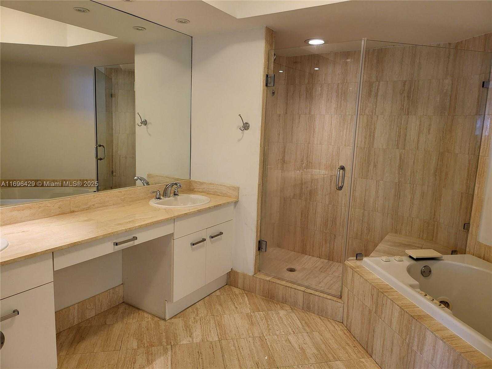 Small Image of 21205 YACHT CLUB DR #2303, Aventura Number 13