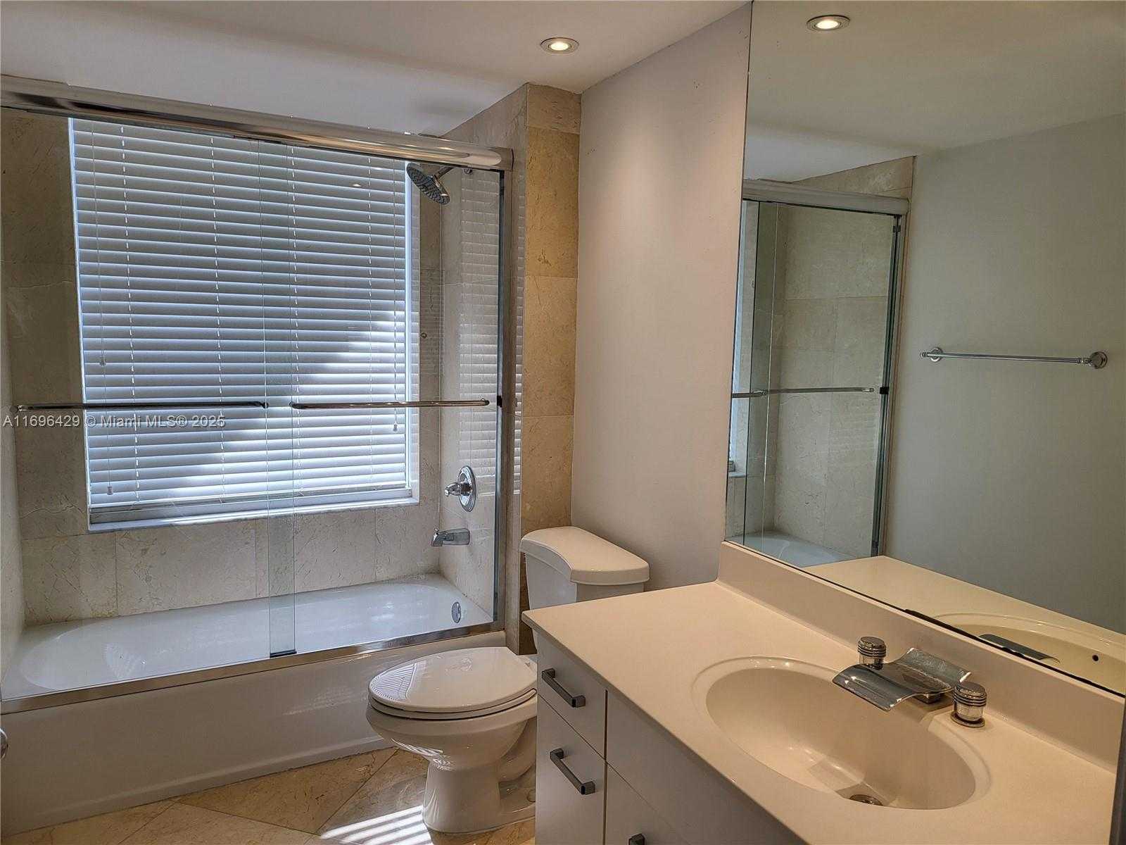 Small Image of 21205 YACHT CLUB DR #2303, Aventura Number 19