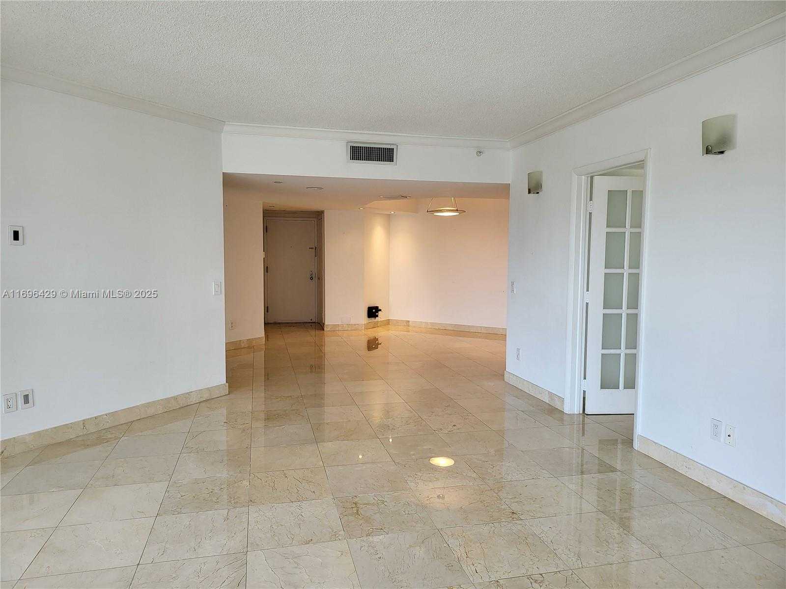 Small Image of 21205 YACHT CLUB DR #2303, Aventura Number 4