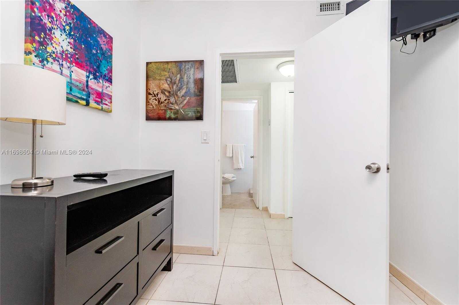 Small Image of 5601 COLLINS AVE #1710, Miami Beach Number 6