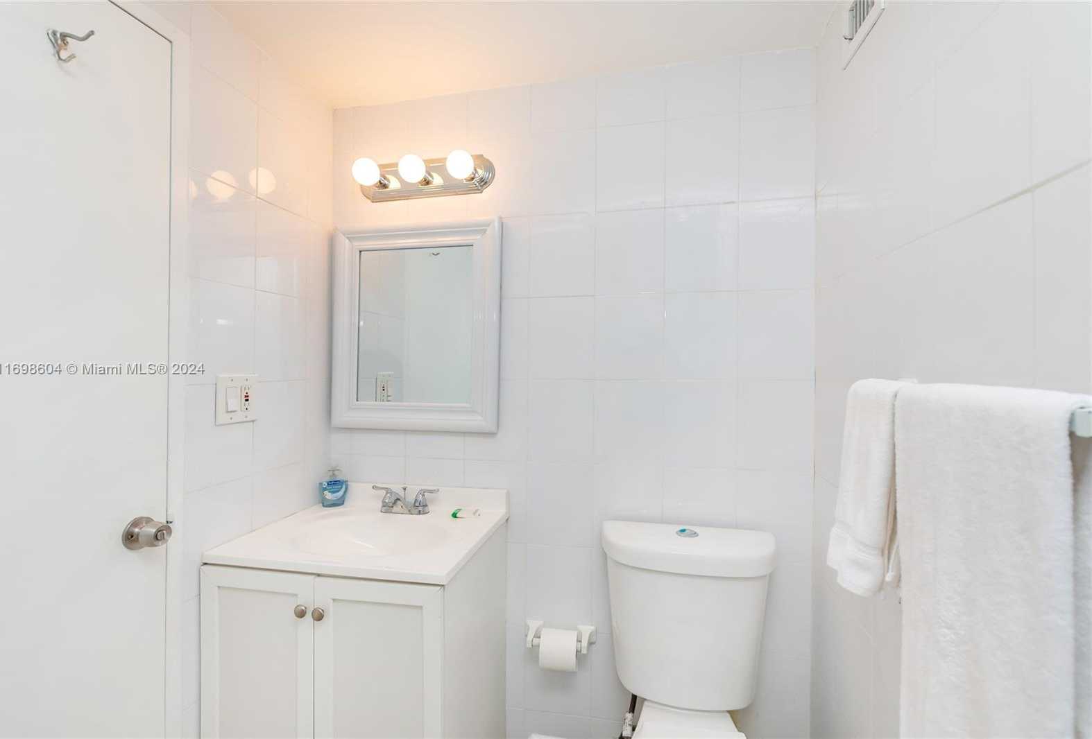Small Image of 5601 COLLINS AVE #1710, Miami Beach Number 8