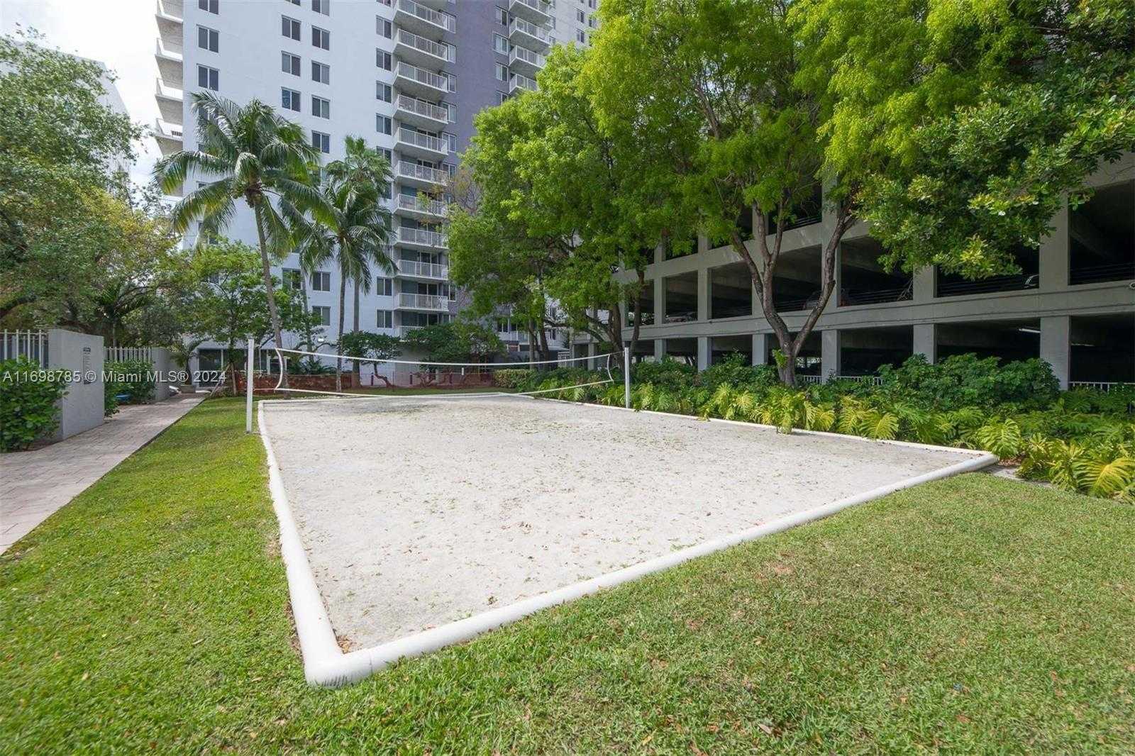 Small Image of 800 S Miami Ave, Miami, FL 33130, USA Number 6