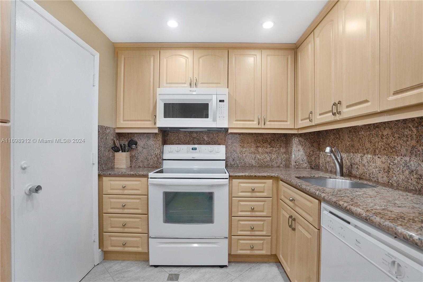 Small Image of 5005 COLLINS AVE #714, Miami Beach Number 4