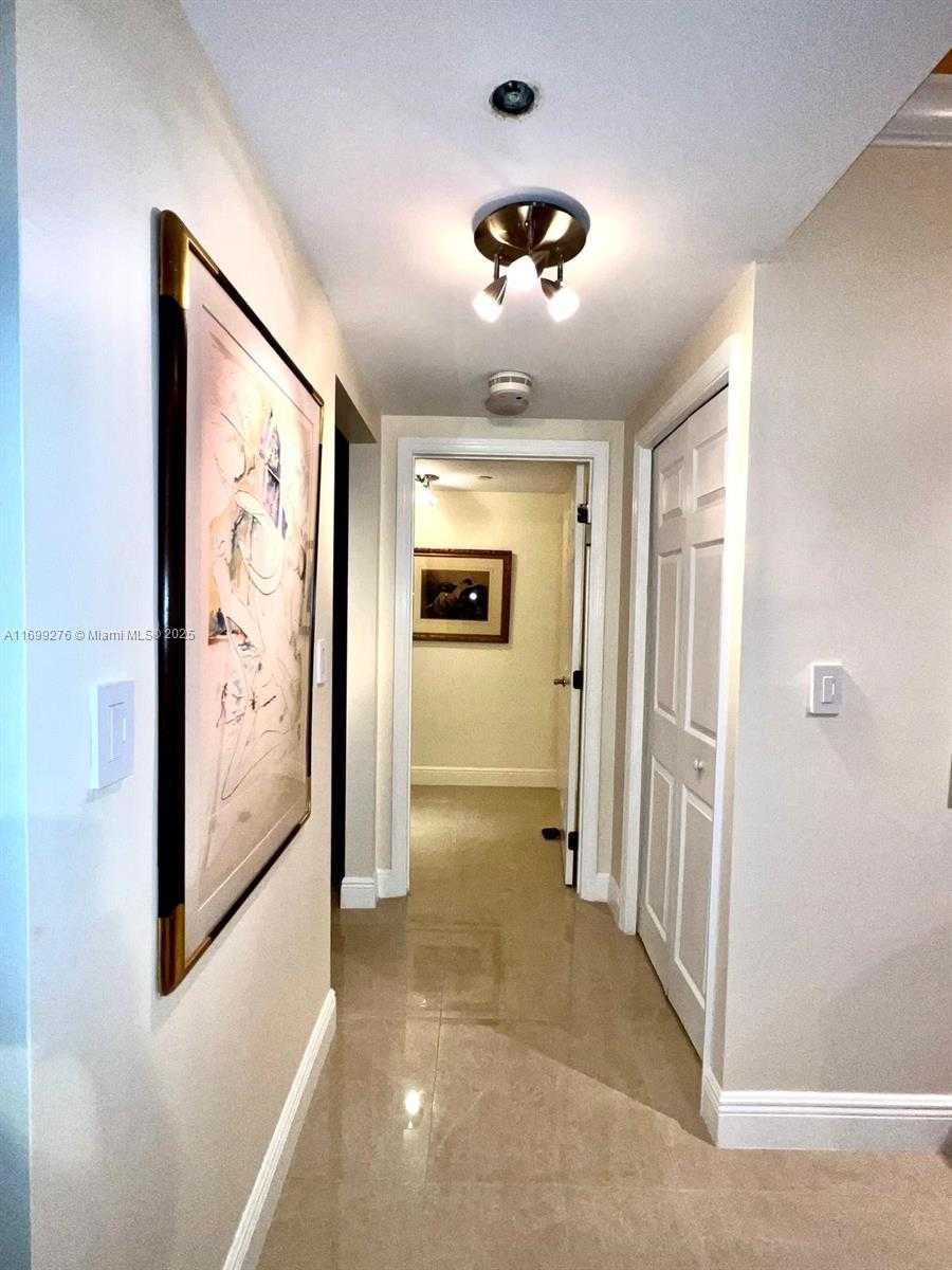 Small Image of 20191 #2004, Aventura Number 12