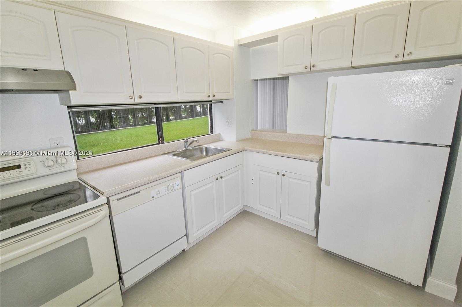 Small Image of 17021 NORTH BAY RD #105, Sunny Isles Beach Number 2