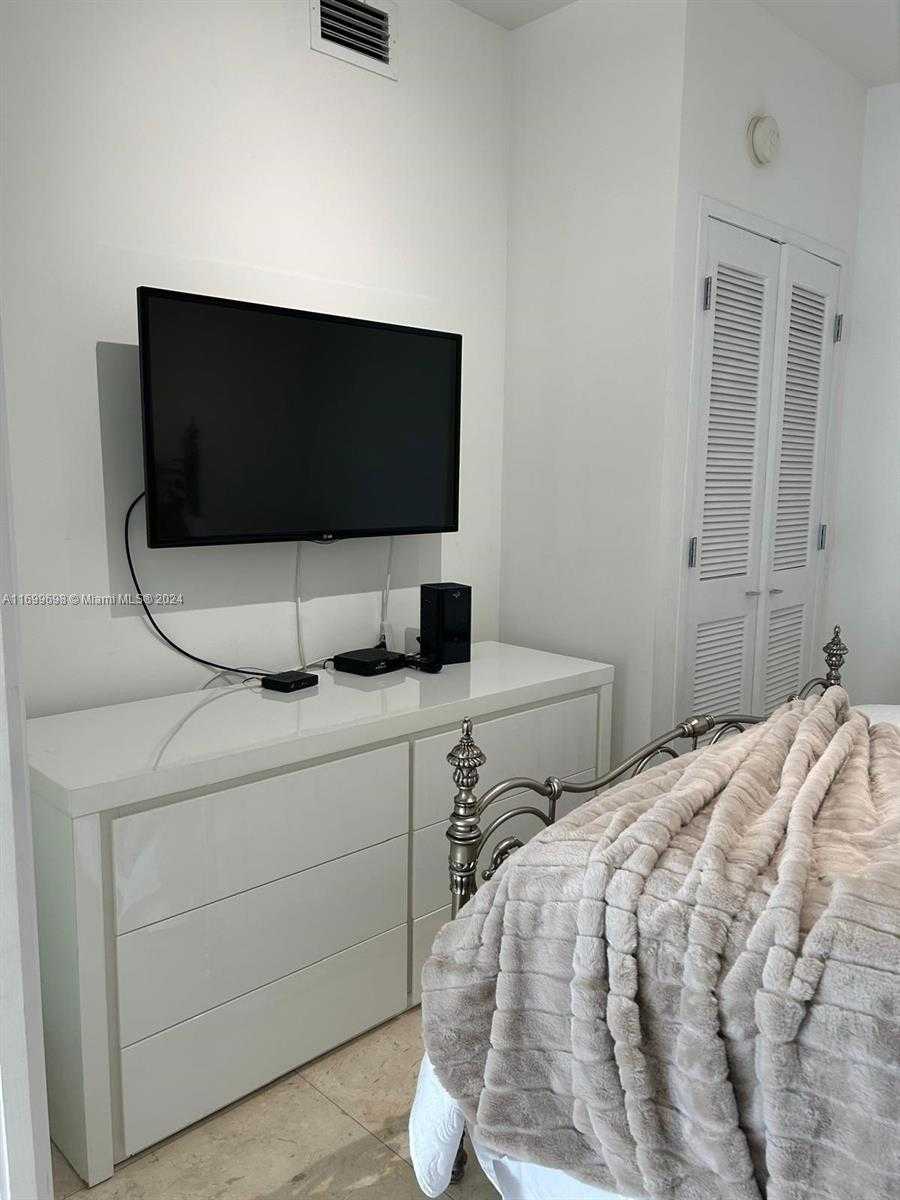 Small Image of 100 LINCOLN RD #PH14, Miami Beach Number 28