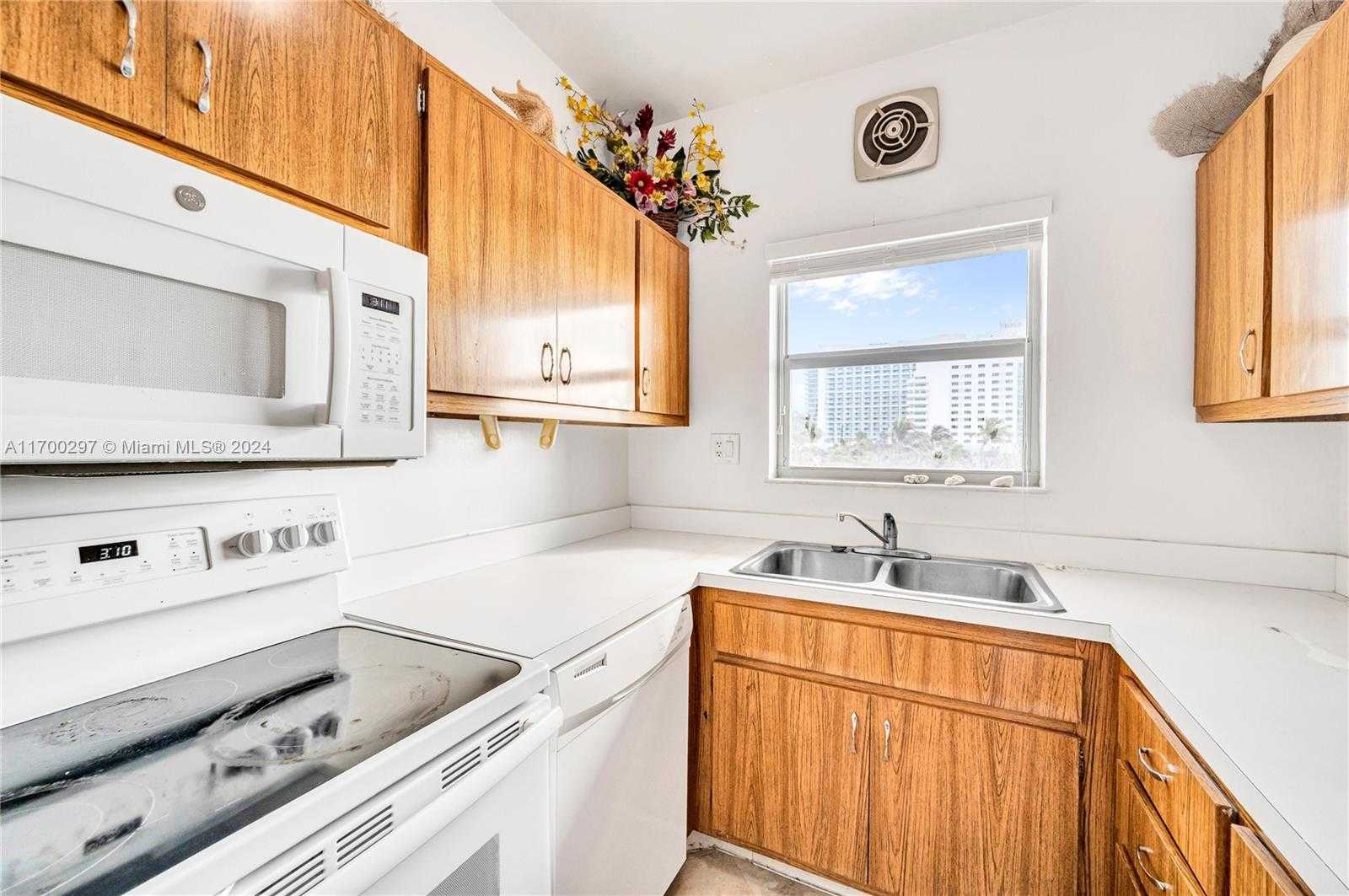 Small Image of 4747 COLLINS AVE #411, Miami Beach Number 13