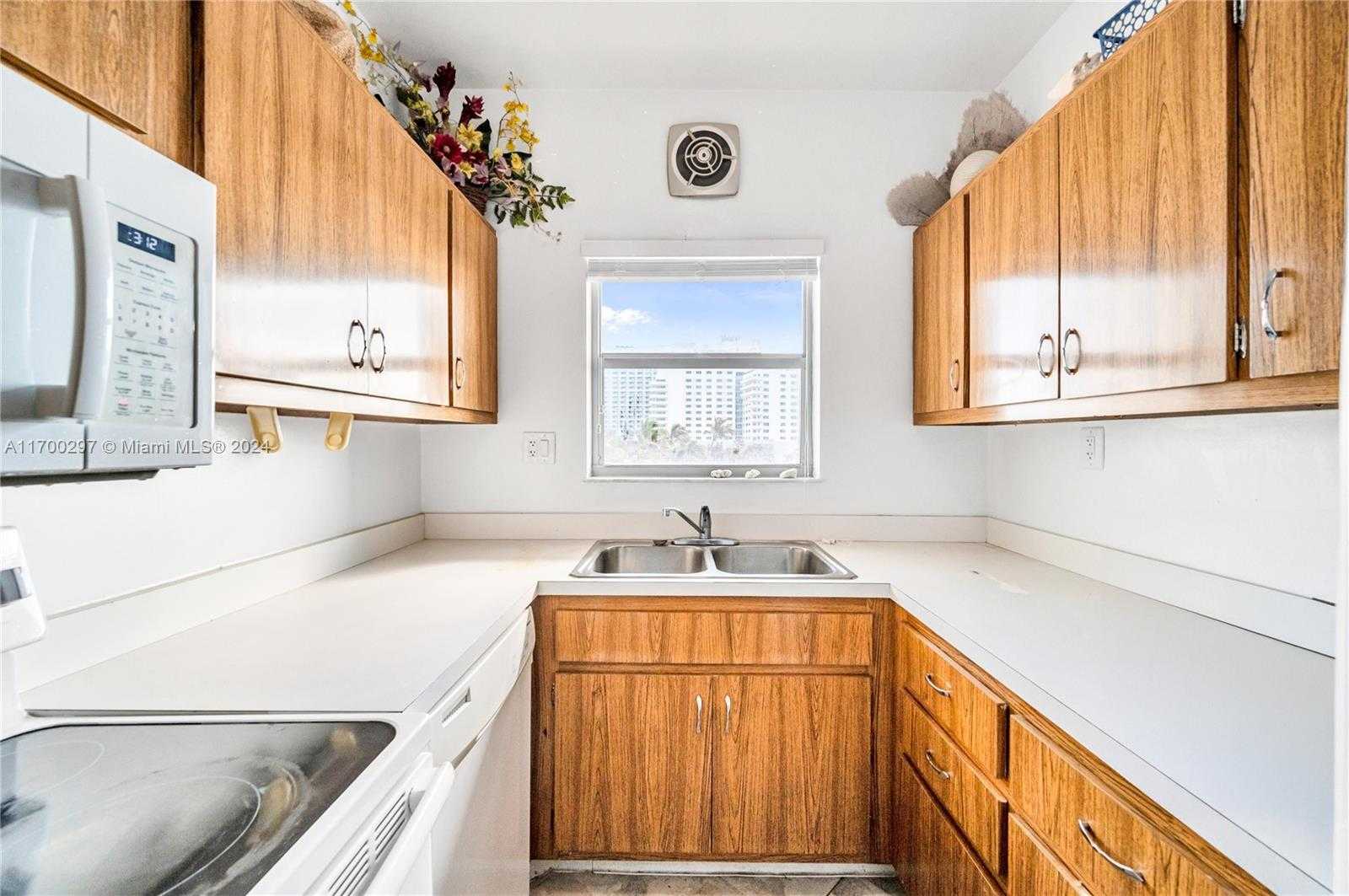 Small Image of 4747 COLLINS AVE #411, Miami Beach Number 16