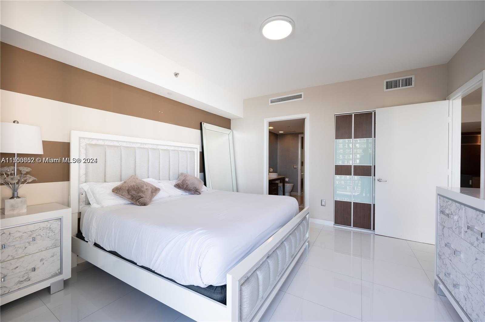 Small Image of 485 BRICKELL AVE #3109, Miami Number 7