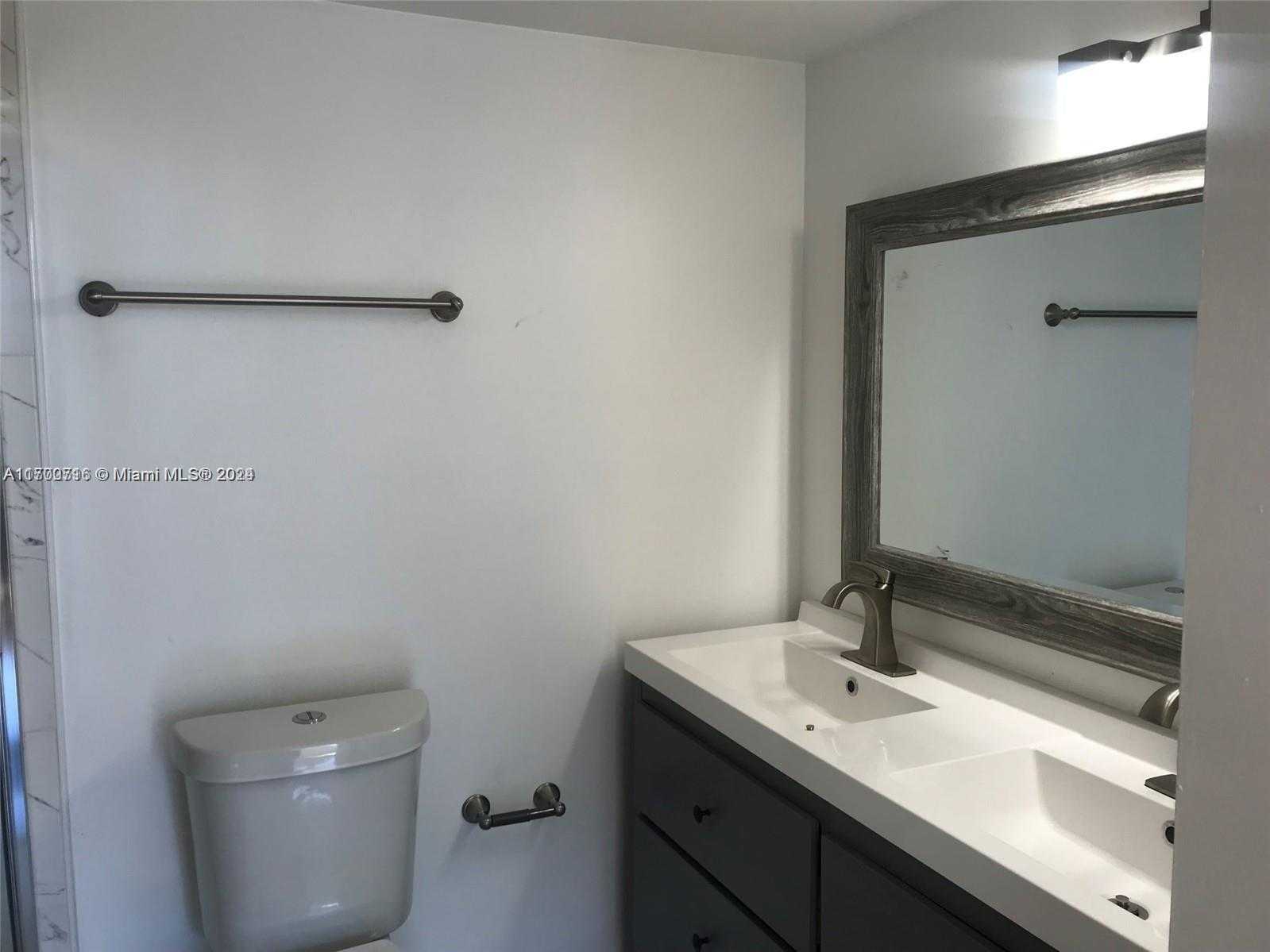 Small Image of 250 JACARANDA DR #402, Plantation Number 13