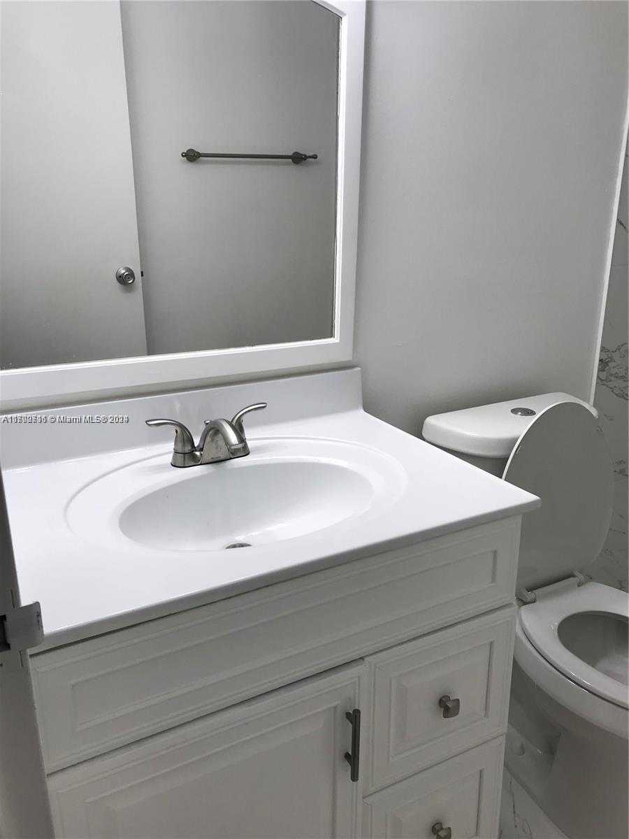 Small Image of 250 JACARANDA DR #402, Plantation Number 15