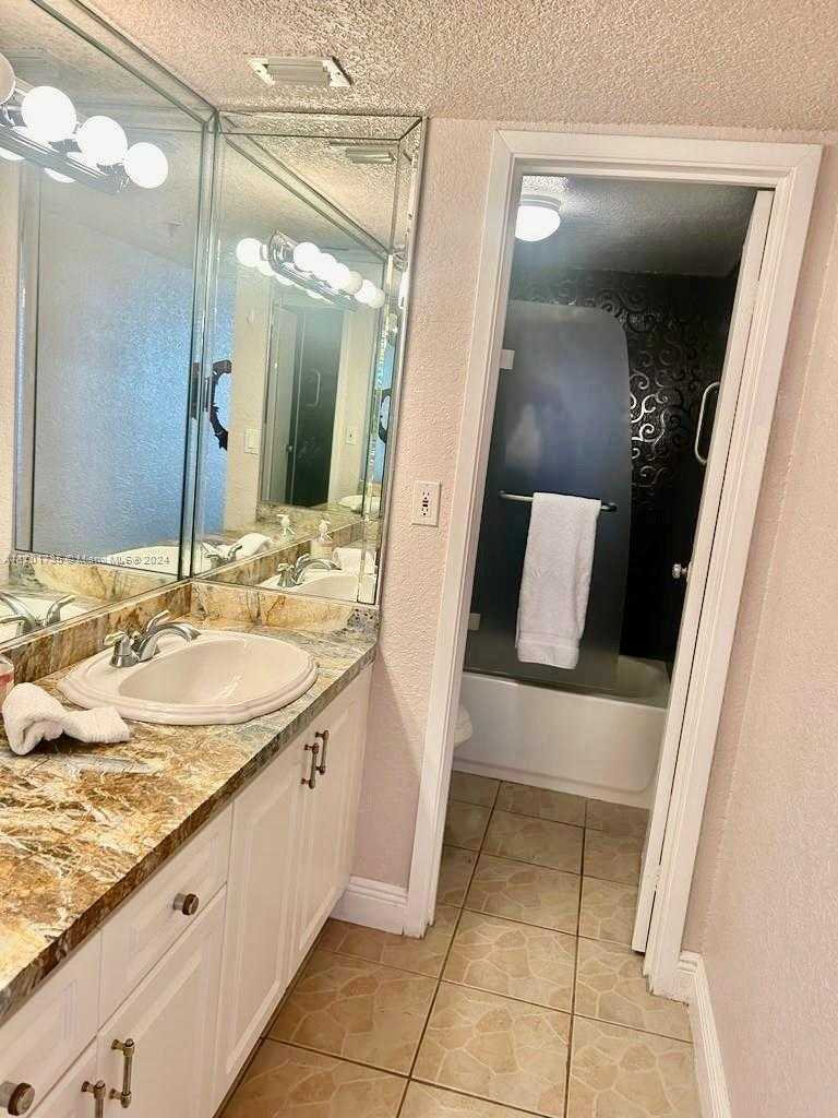 Small Image of 2625 COLLINS AVE #1710, Miami Beach Number 10