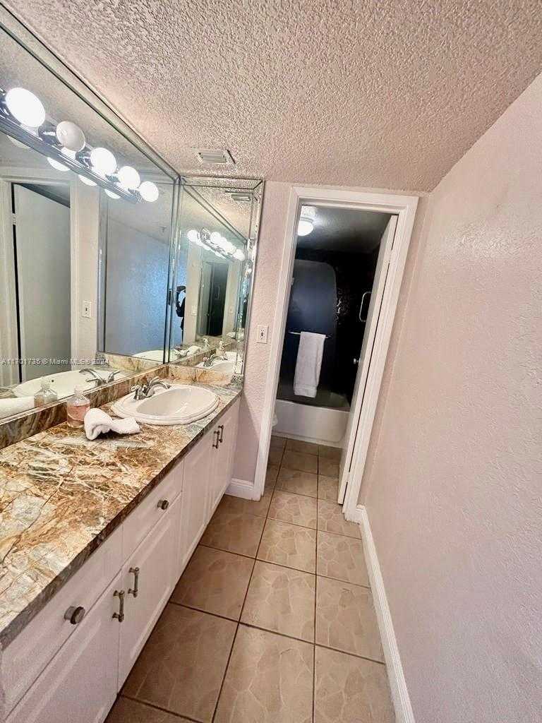 Small Image of 2625 COLLINS AVE #1710, Miami Beach Number 9