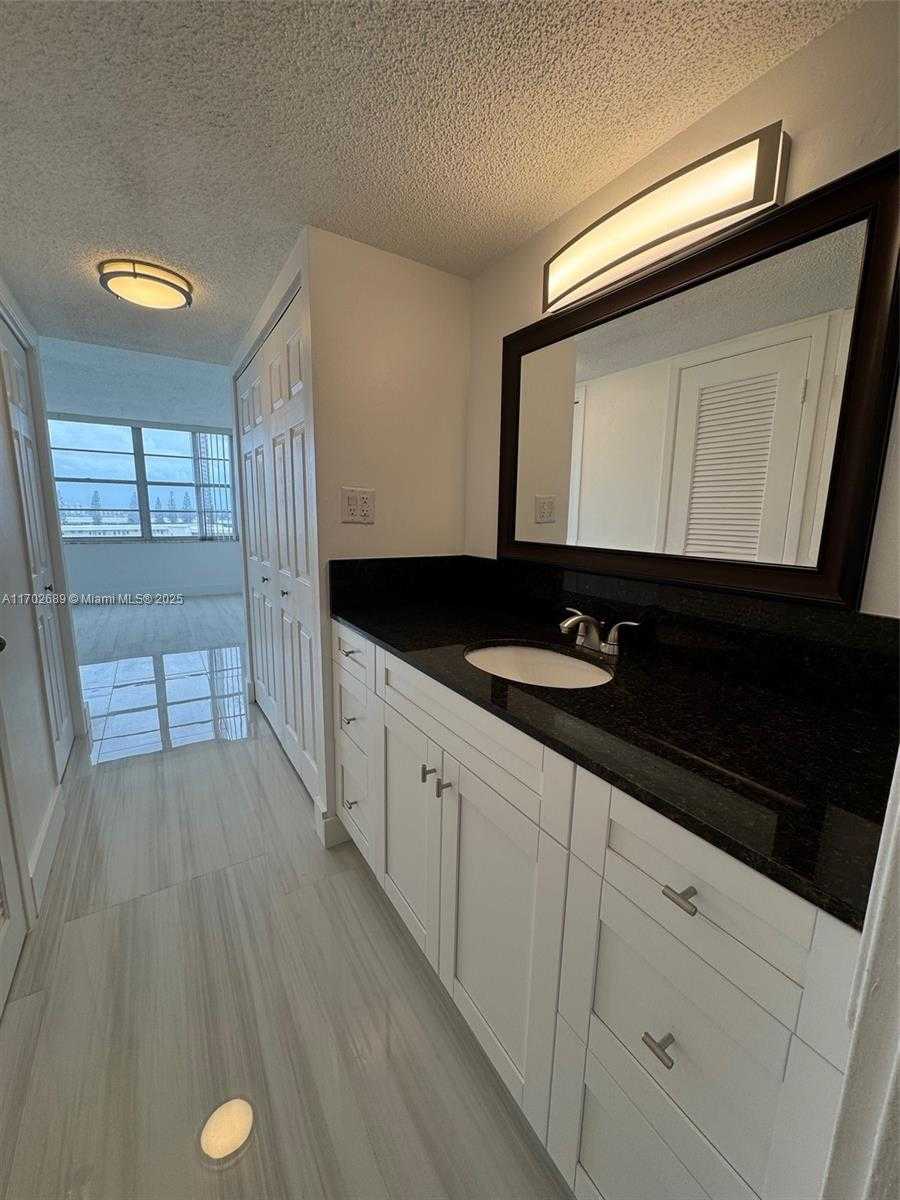 Small Image of 18021 BISCAYNE BLVD #803, Aventura Number 10
