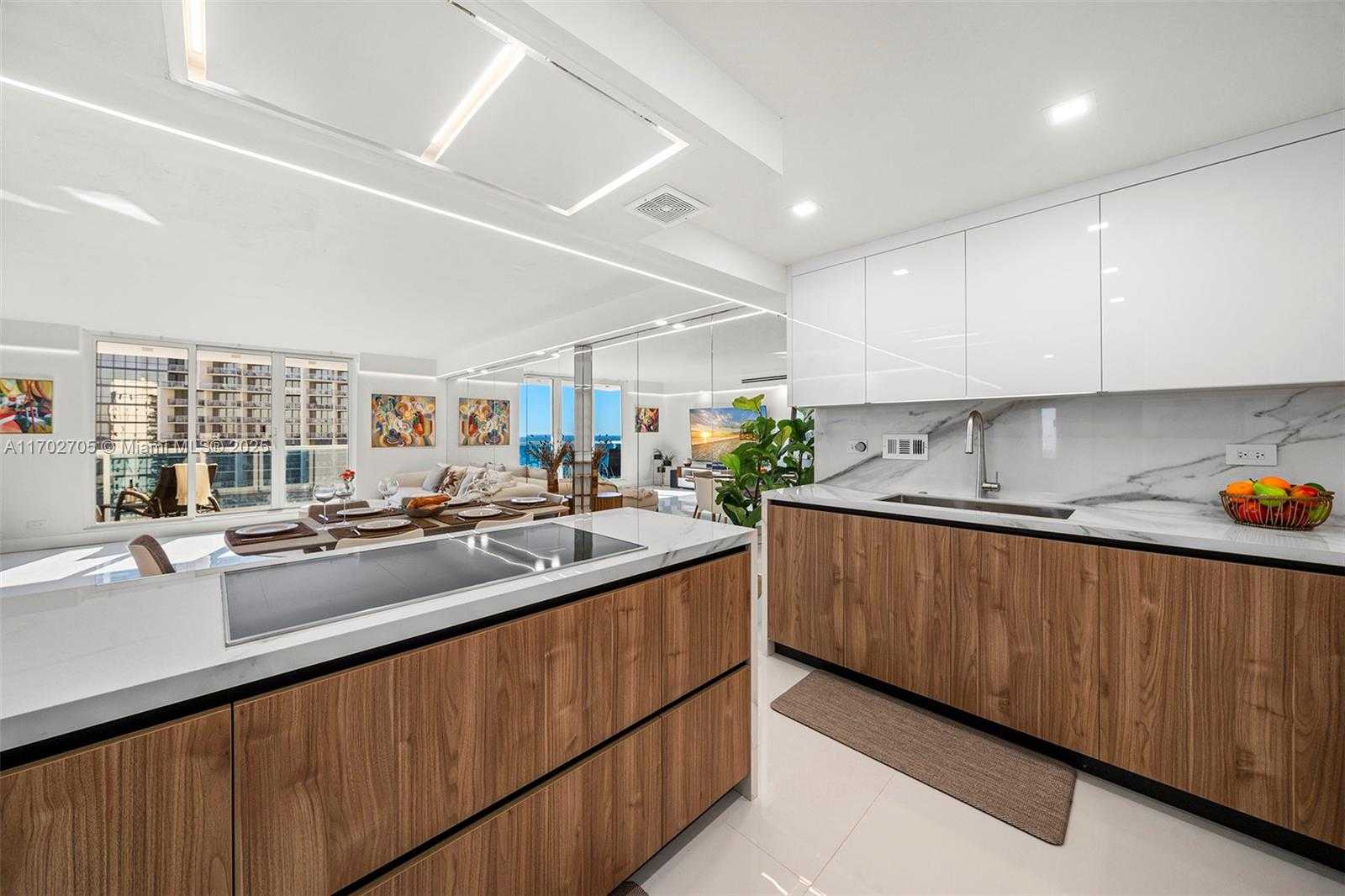 Small Image of 2301 #1209, Miami Beach Number 3