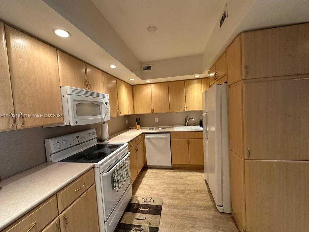 Small Image of 5600 COLLINS AVE #10U, Miami Beach Number 2