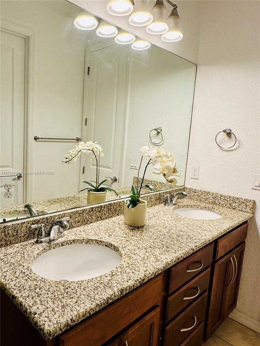 Small Image of 3956 POINCIANA LN, Hollywood Number 12