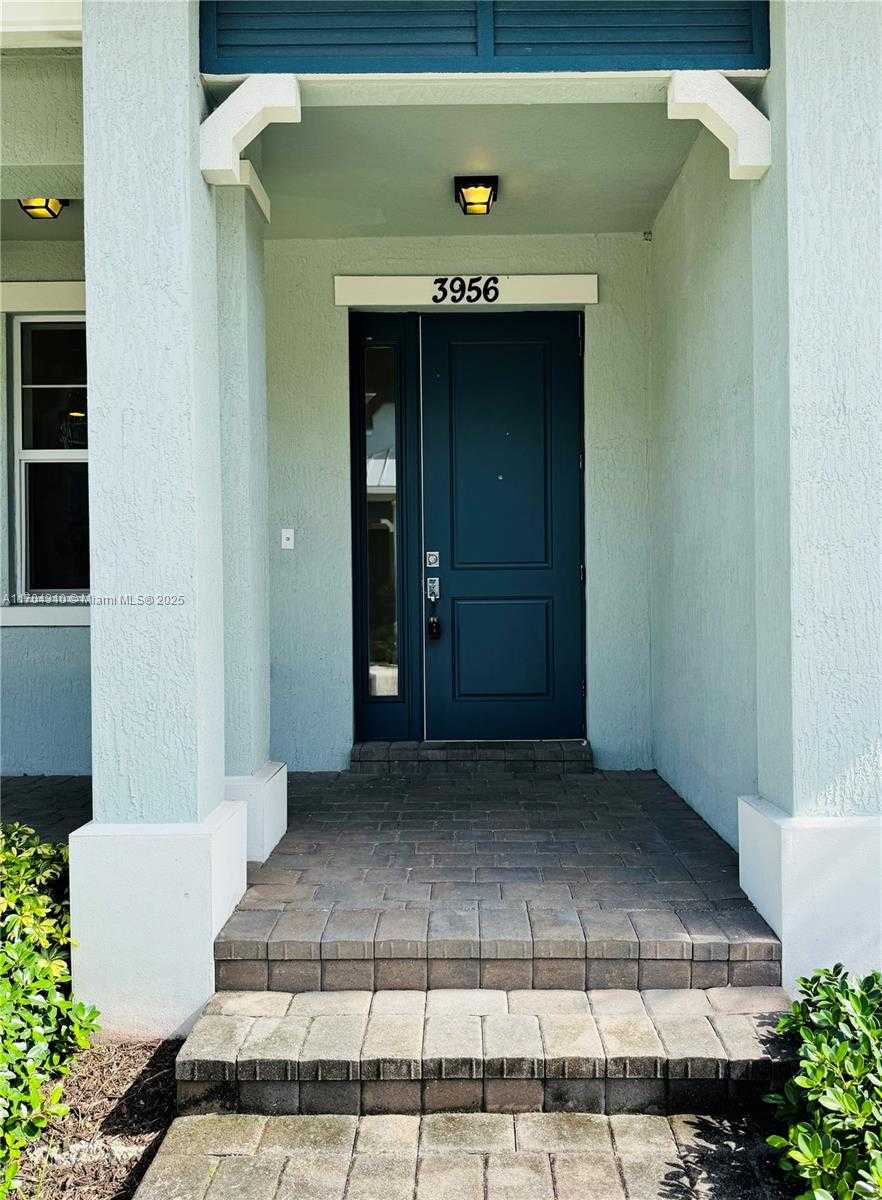 Small Image of 3956 POINCIANA LN, Hollywood Number 5