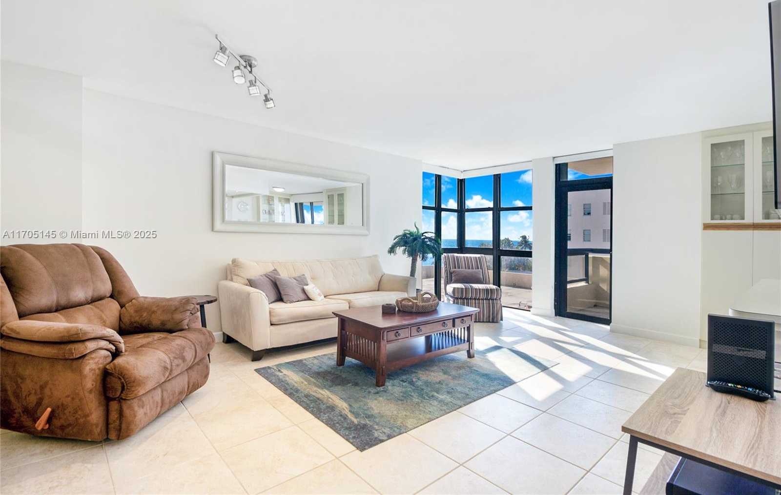 Small Image of 2555 COLLINS AVE #714, Miami Beach Number 3