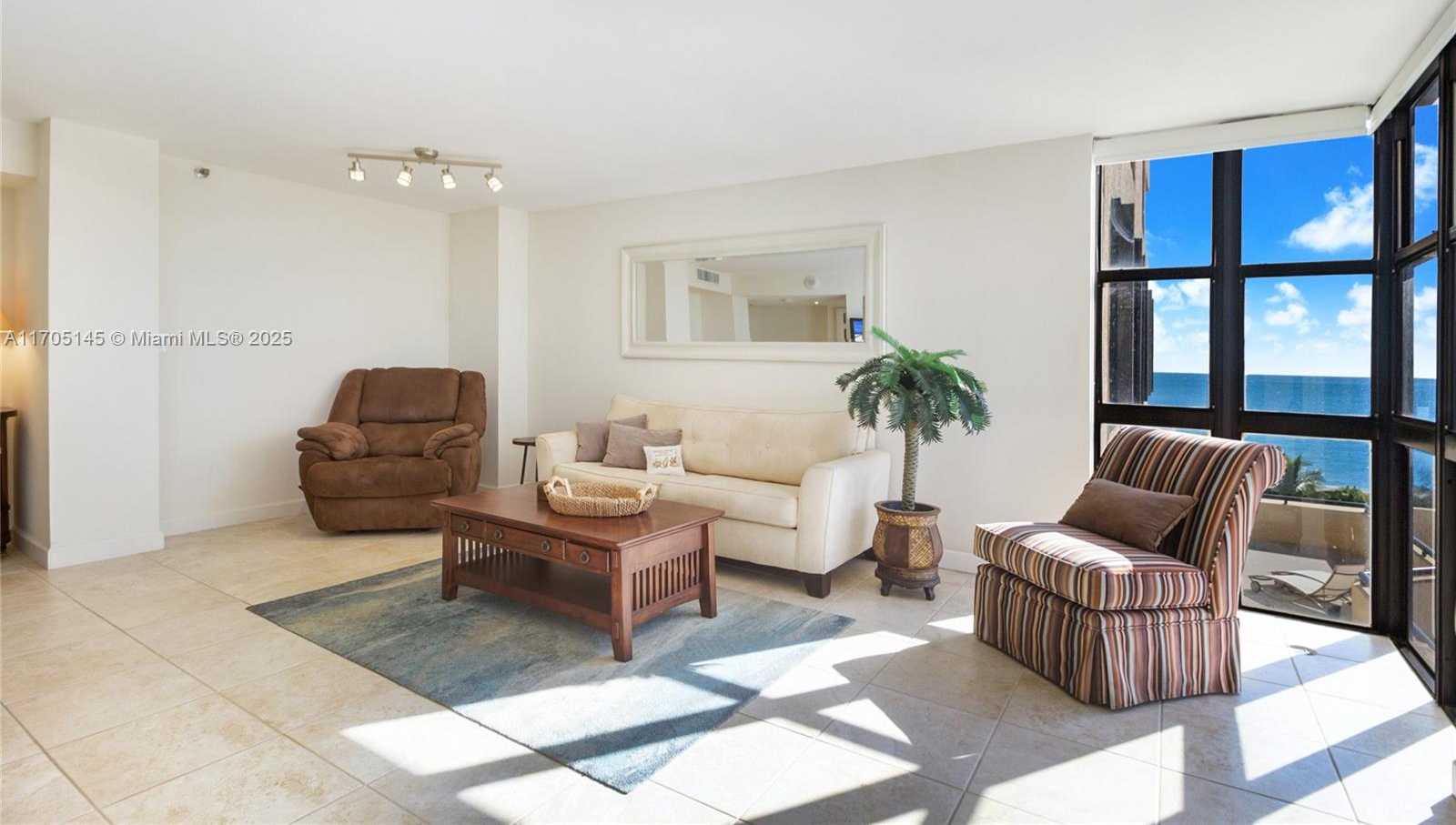 Small Image of 2555 COLLINS AVE #714, Miami Beach Number 4