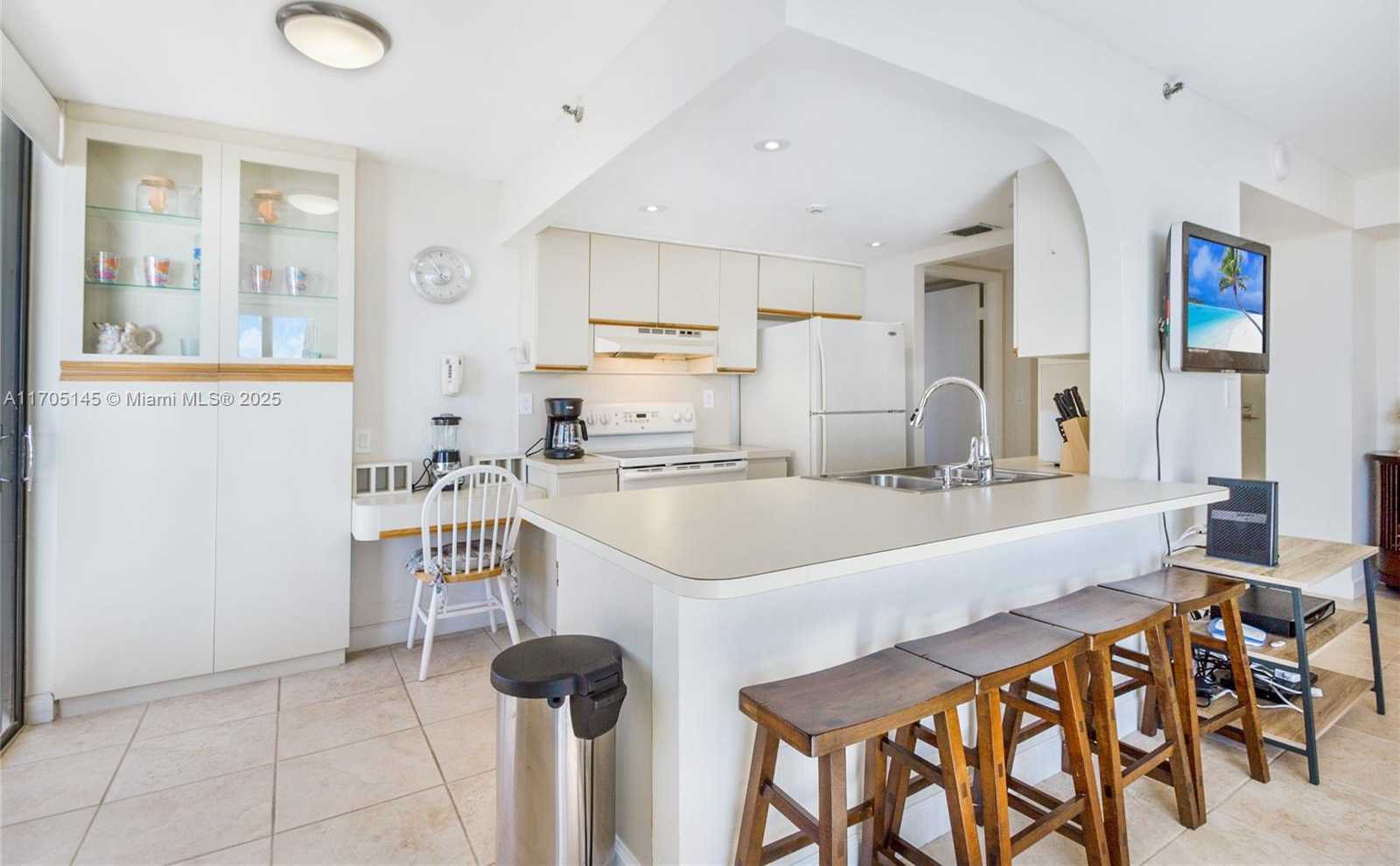 Small Image of 2555 COLLINS AVE #714, Miami Beach Number 7