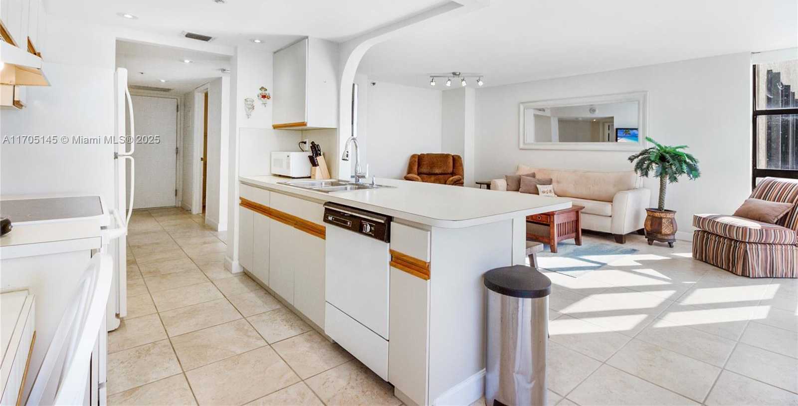 Small Image of 2555 COLLINS AVE #714, Miami Beach Number 8