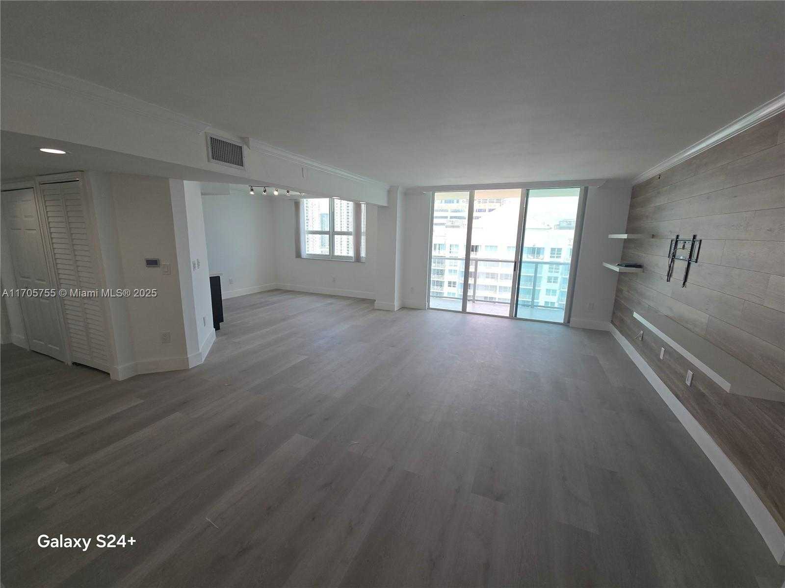 Small Image of 1155 BRICKELL BAY DR #3404, Miami Number 4
