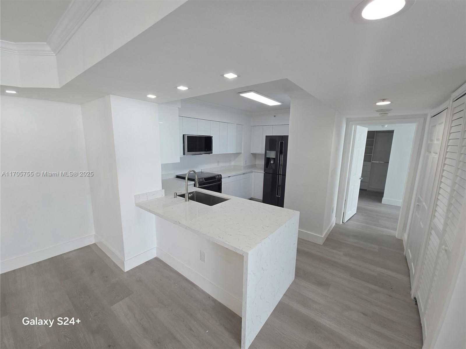 Small Image of 1155 BRICKELL BAY DR #3404, Miami Number 5