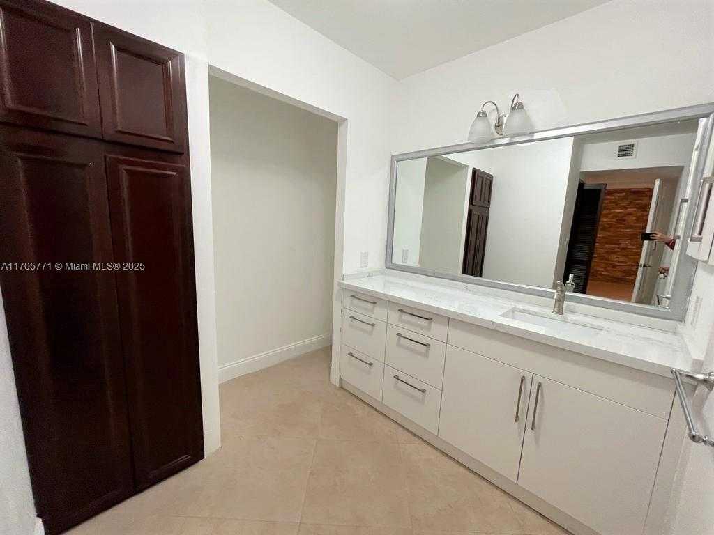 Small Image of 3701 NORTH COUNTRY CLUB DR #502, Aventura Number 16