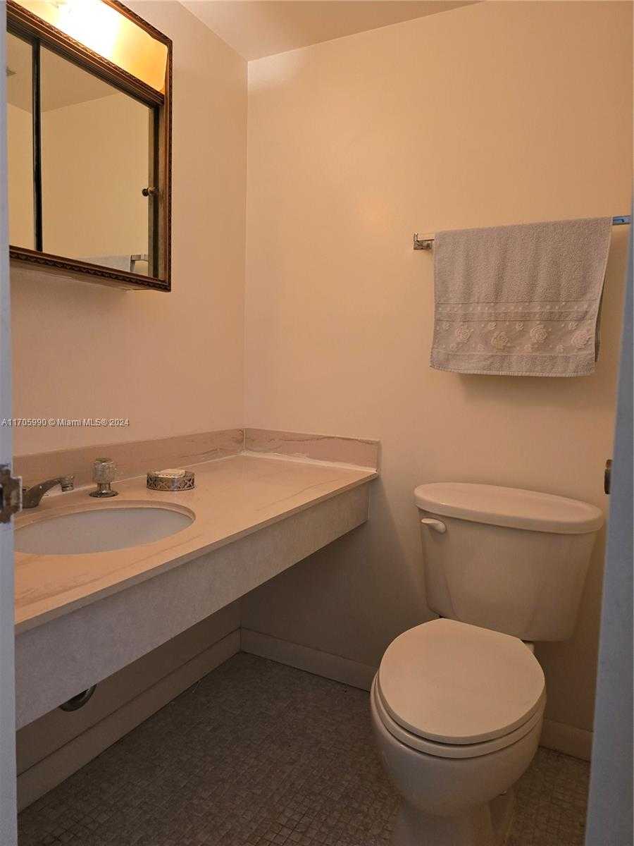 Small Image of 1980 SOUTH OCEAN DR #2B, Hallandale Beach Number 3