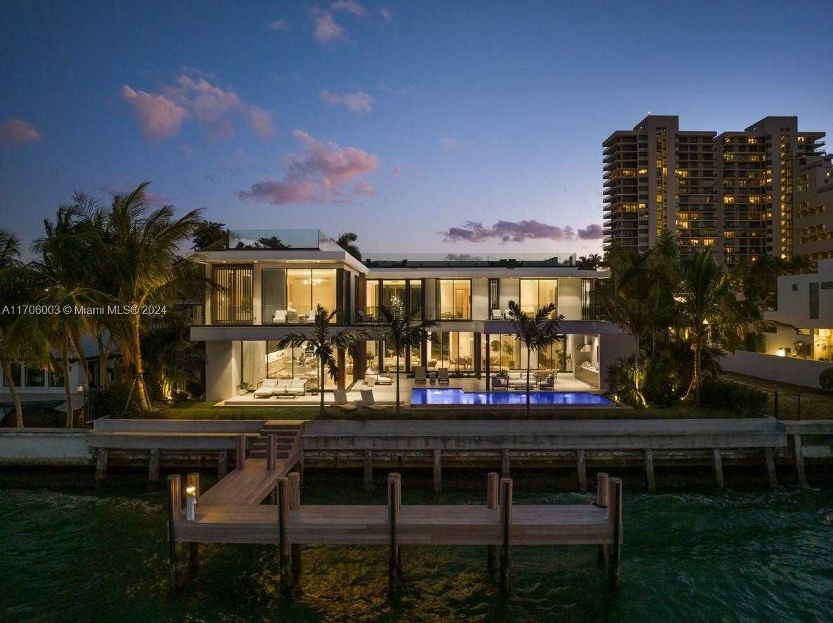 Small Image of 1061 NORTH VENETIAN DR, Miami Number 2