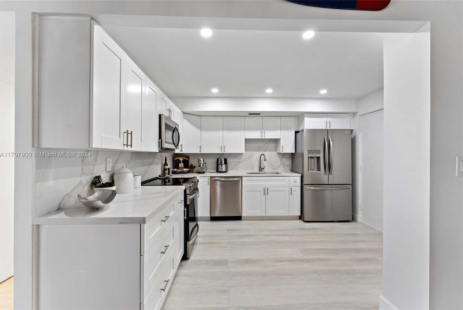 Small Image of 1600 SOUTH OCEAN DR #10E, Hollywood Number 2