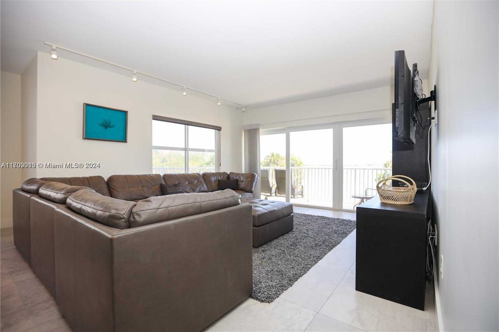 Small Image of 300 BAYVIEW DR #216, Sunny Isles Beach Number 3