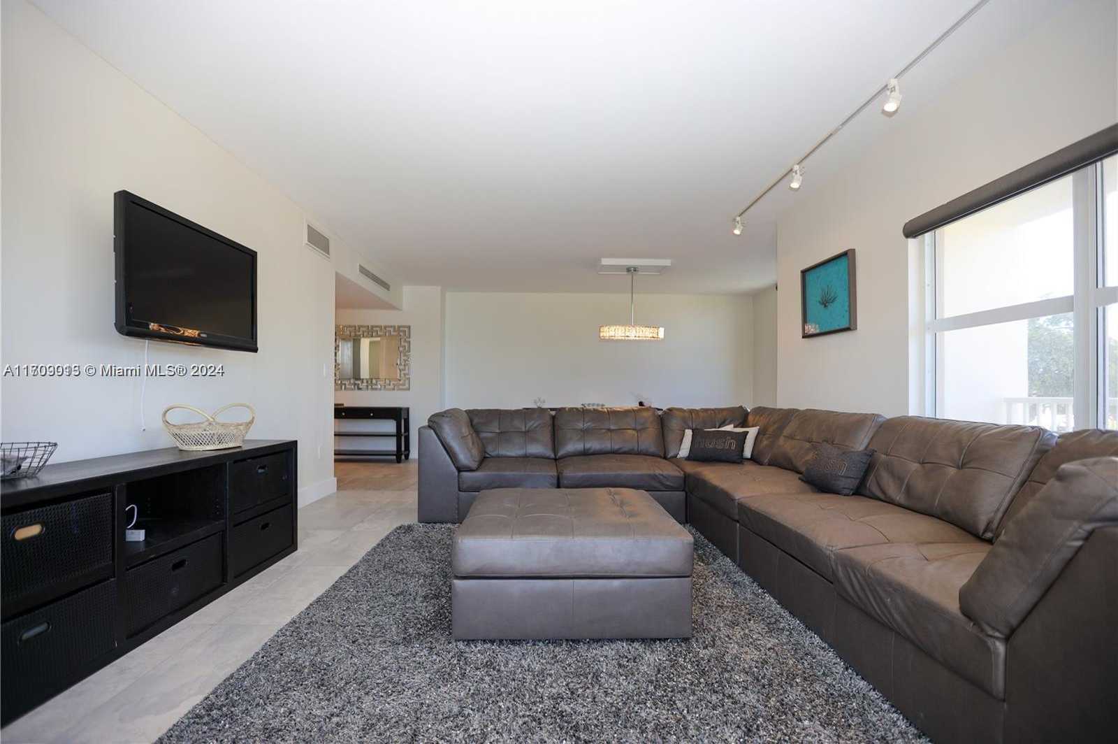 Small Image of 300 BAYVIEW DR #216, Sunny Isles Beach Number 4