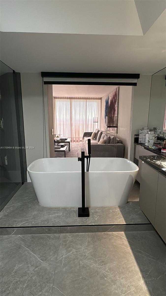 Small Image of 2000 ISLAND BLVD #2404, Aventura Number 26