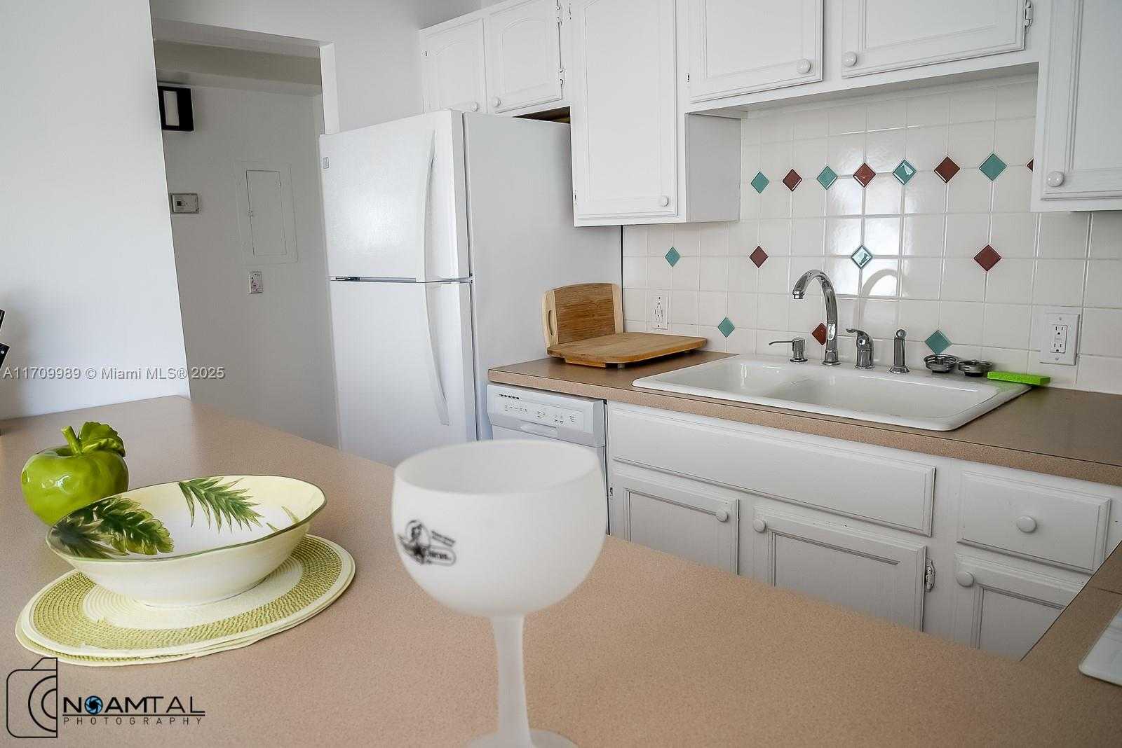 Small Image of 1390 OCEAN DRIVE #201, Miami Beach Number 8