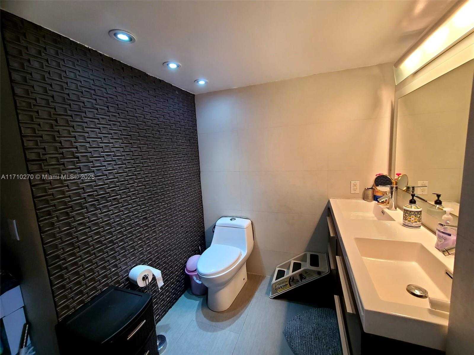 Small Image of 600 NORTH EAST 36 ST #PH22, Miami Number 21