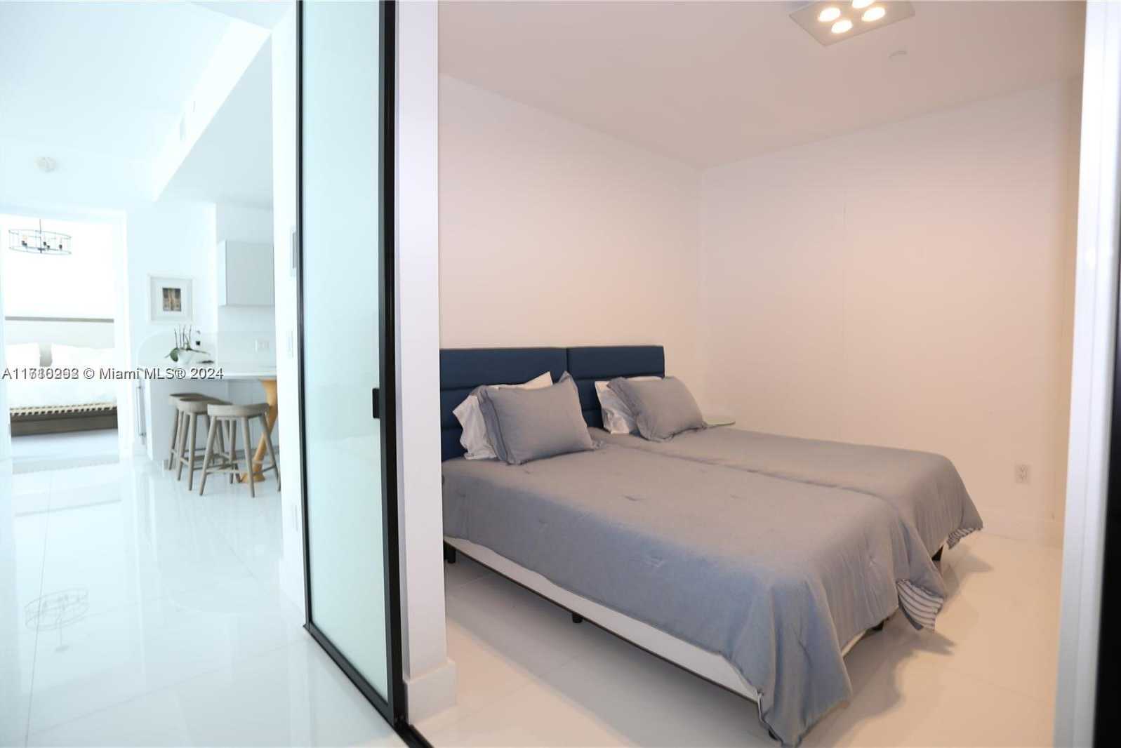 Small Image of 16901 Collins Ave, Sunny Isles Beach, FL 33160, USA Number 16