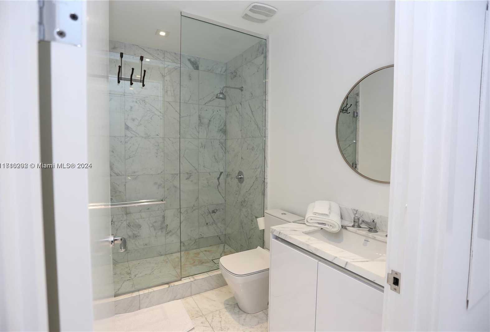 Small Image of 16901 Collins Ave, Sunny Isles Beach, FL 33160, USA Number 17