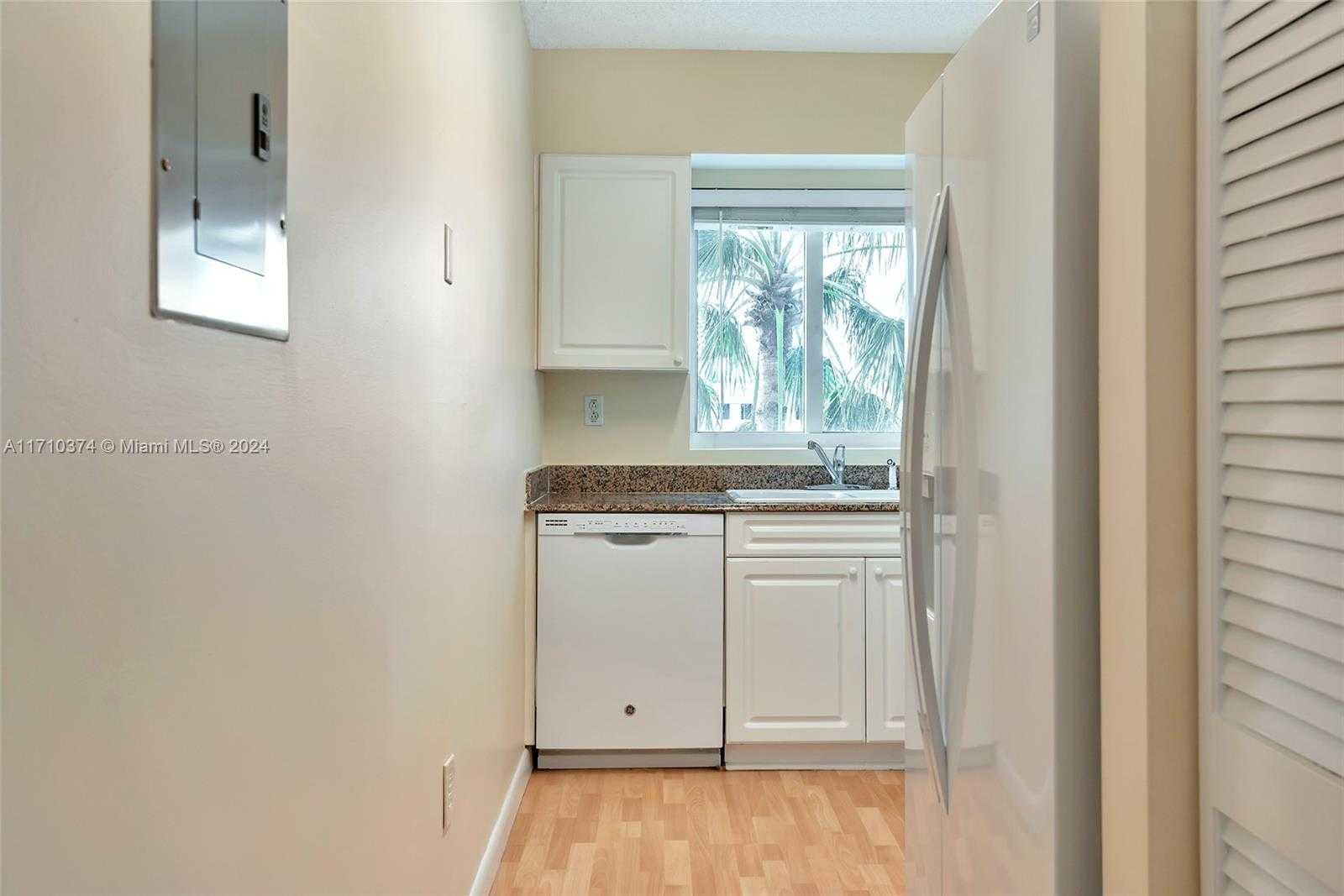 Small Image of 5900 COLLINS AVE #408, Miami Beach Number 13