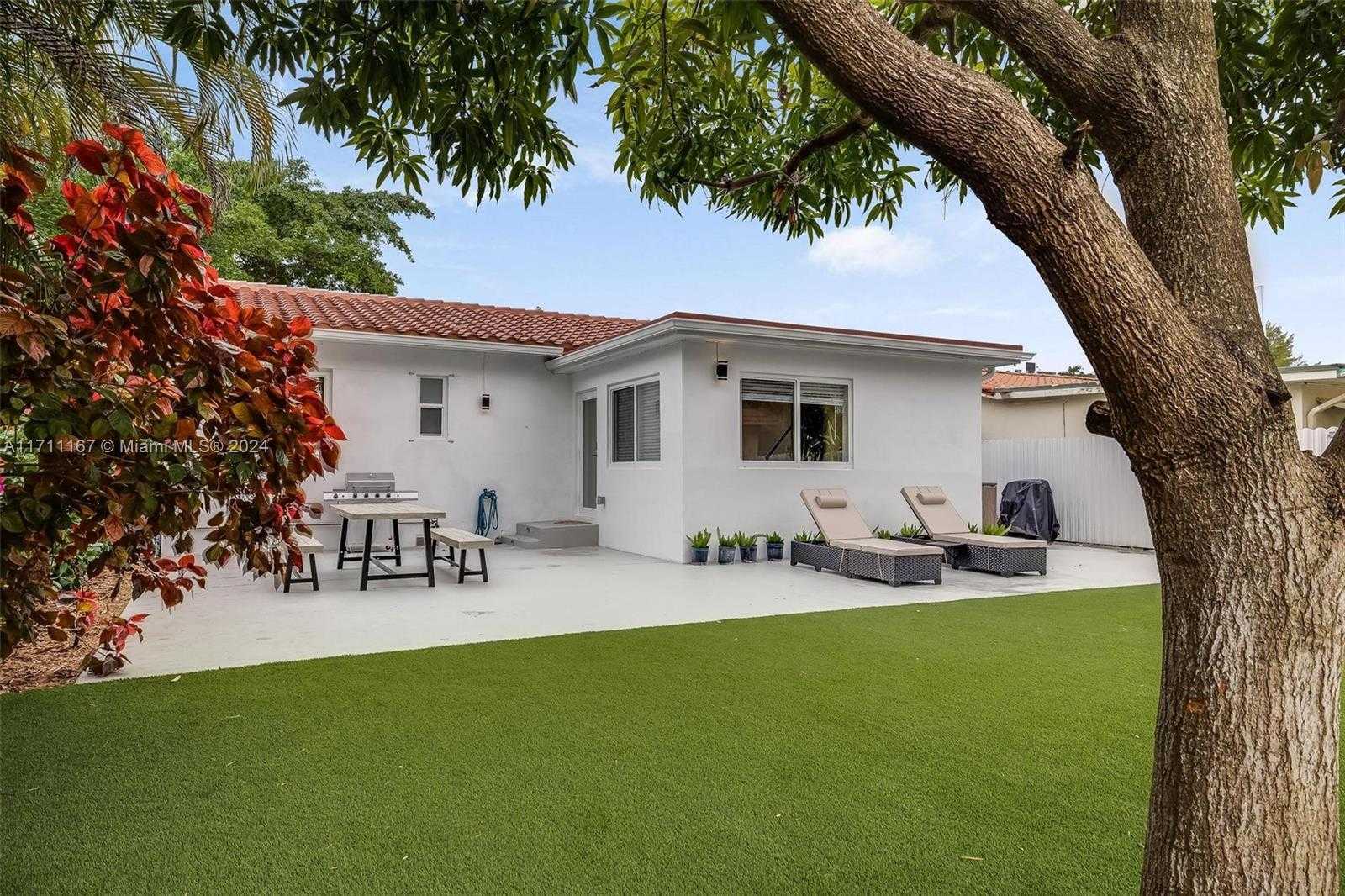 Small Image of 2969 SOUTH WEST 20TH ST, Miami Number 2