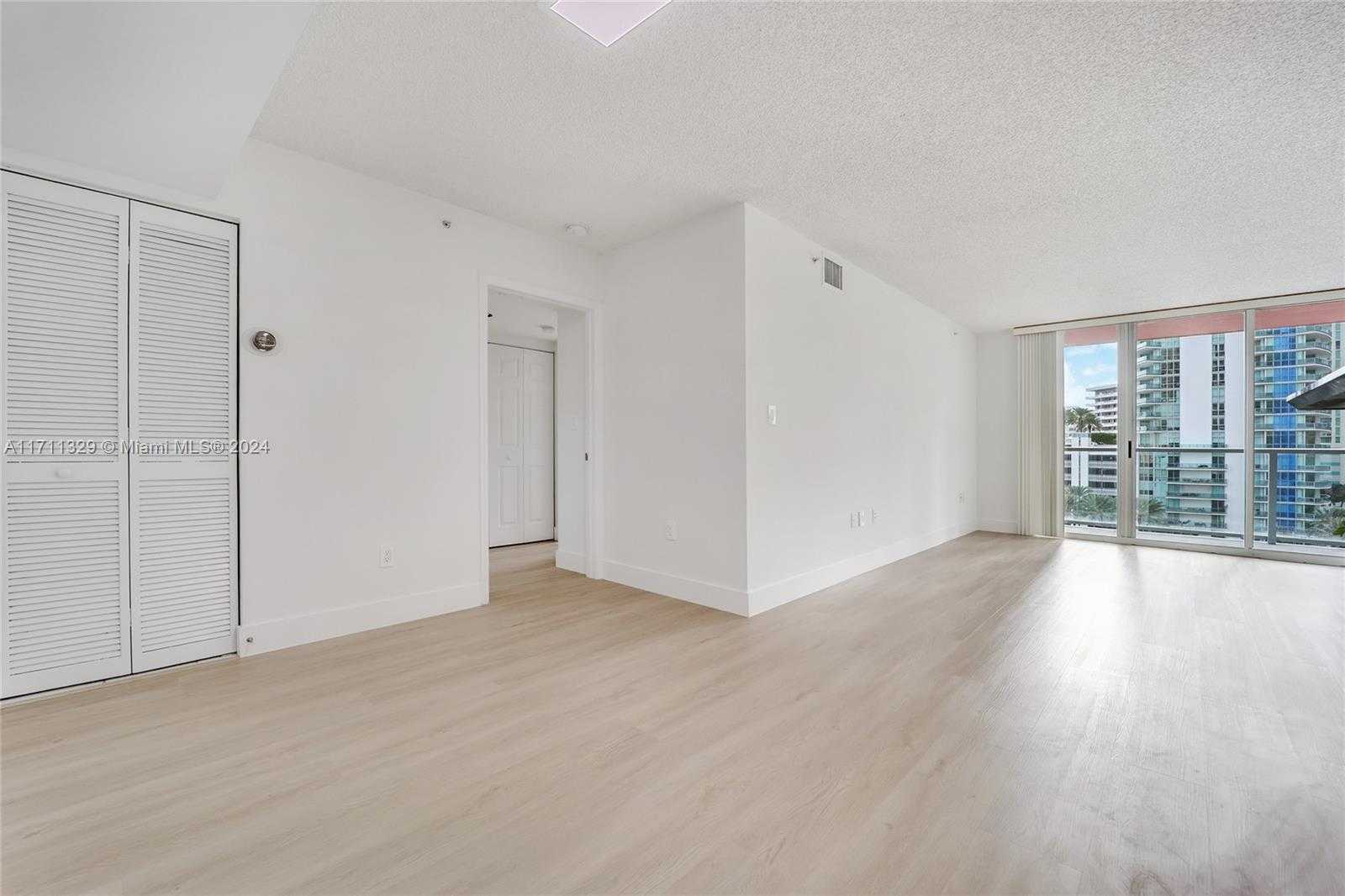 Small Image of 1155 BRICKELL BAY DR #609, Miami Number 3